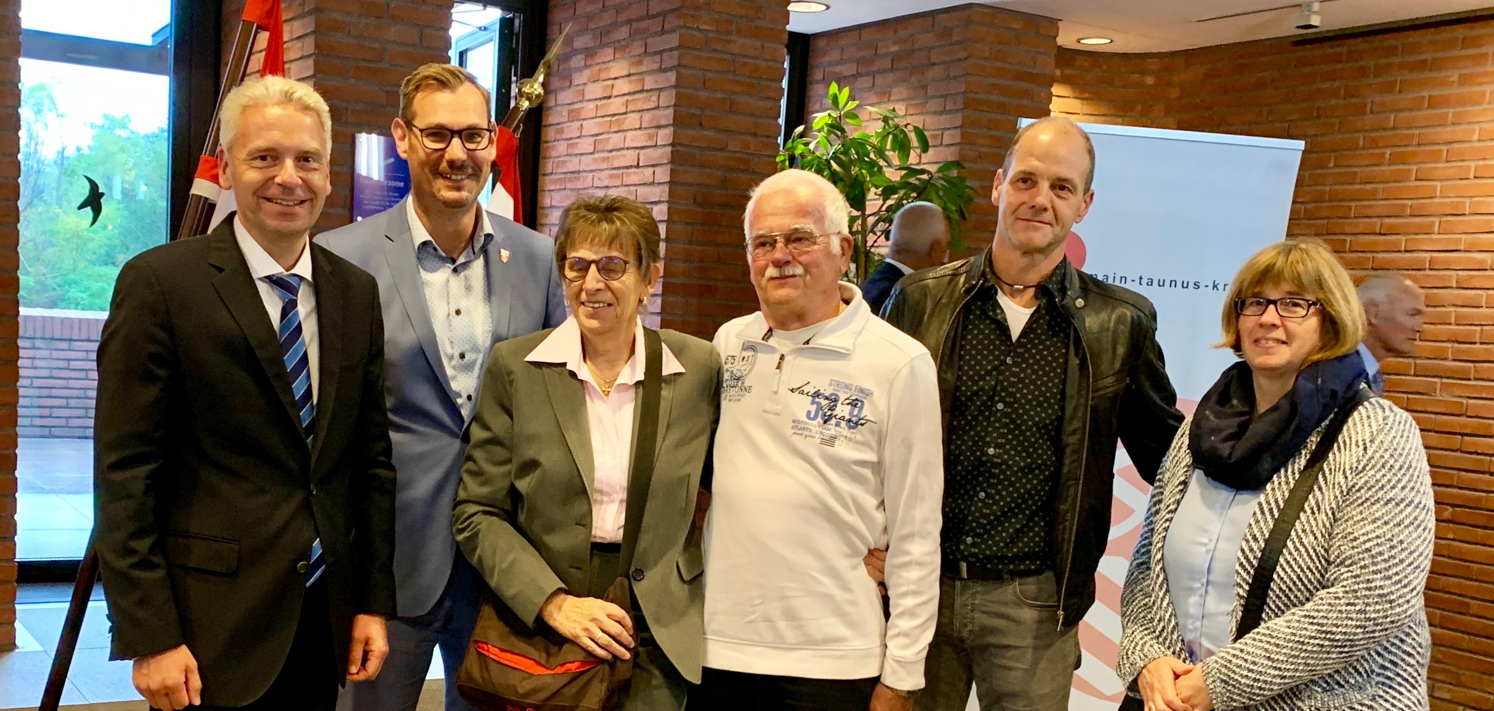 Monika Bentsch im Landratsamt mit Landrat Cyriax, Bürgermeister Seitz und ihrer Familie.