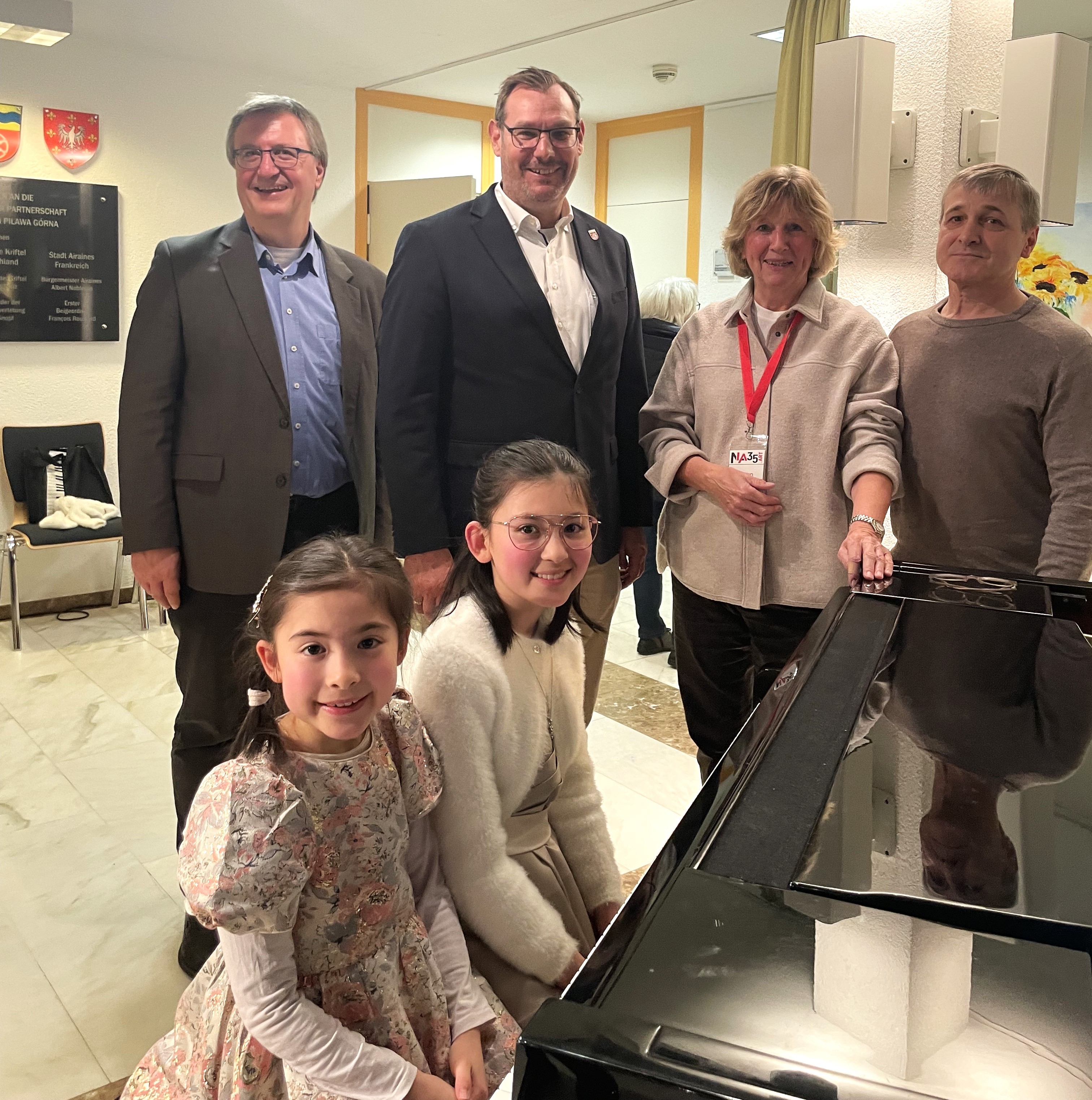 Die Ehrengäste und Nachwuchsmusikerinnen.