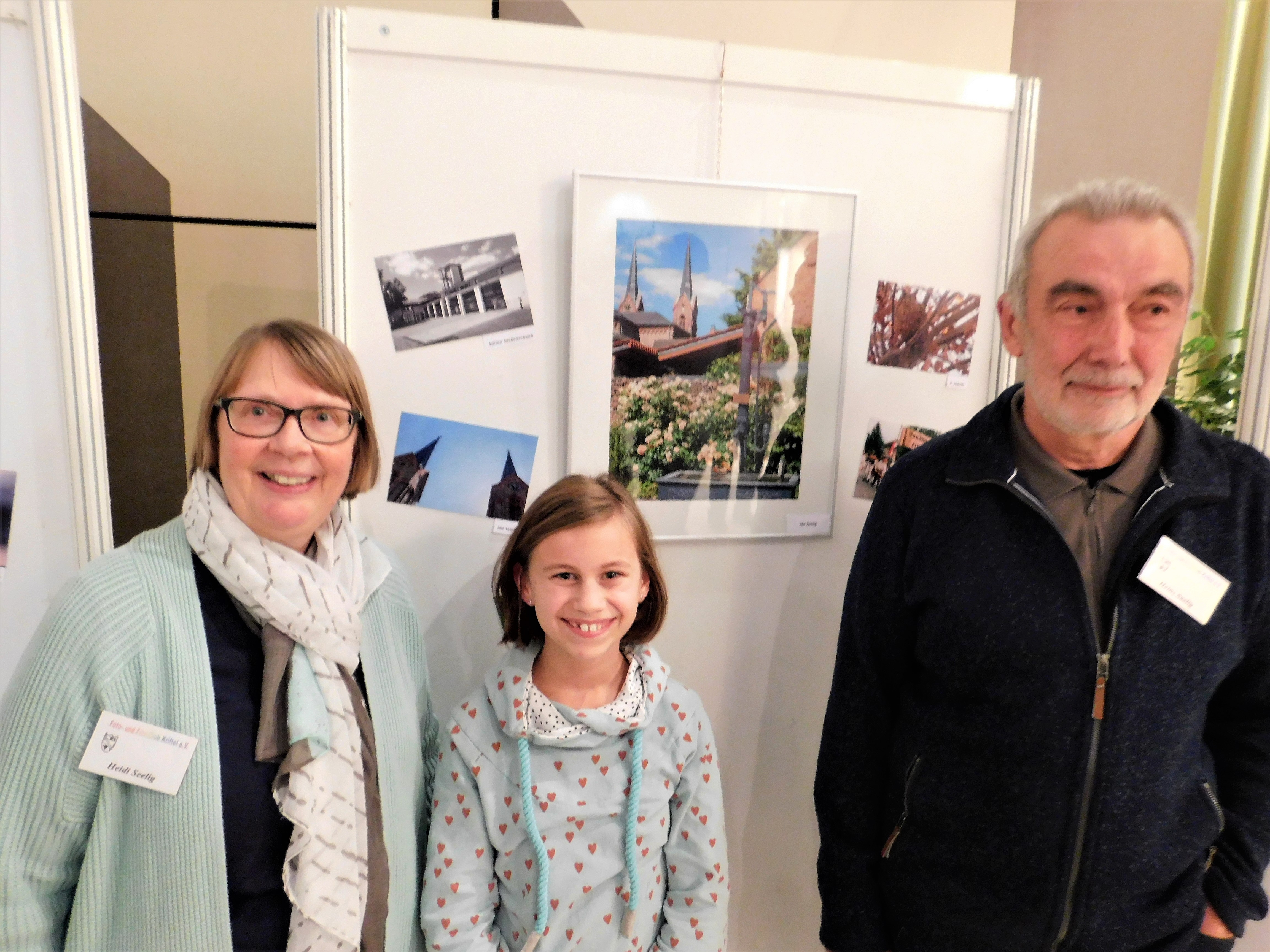 Familie Seelig vor einer Fotowand.