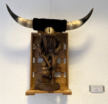 Holzfigur mit Stierkopf.