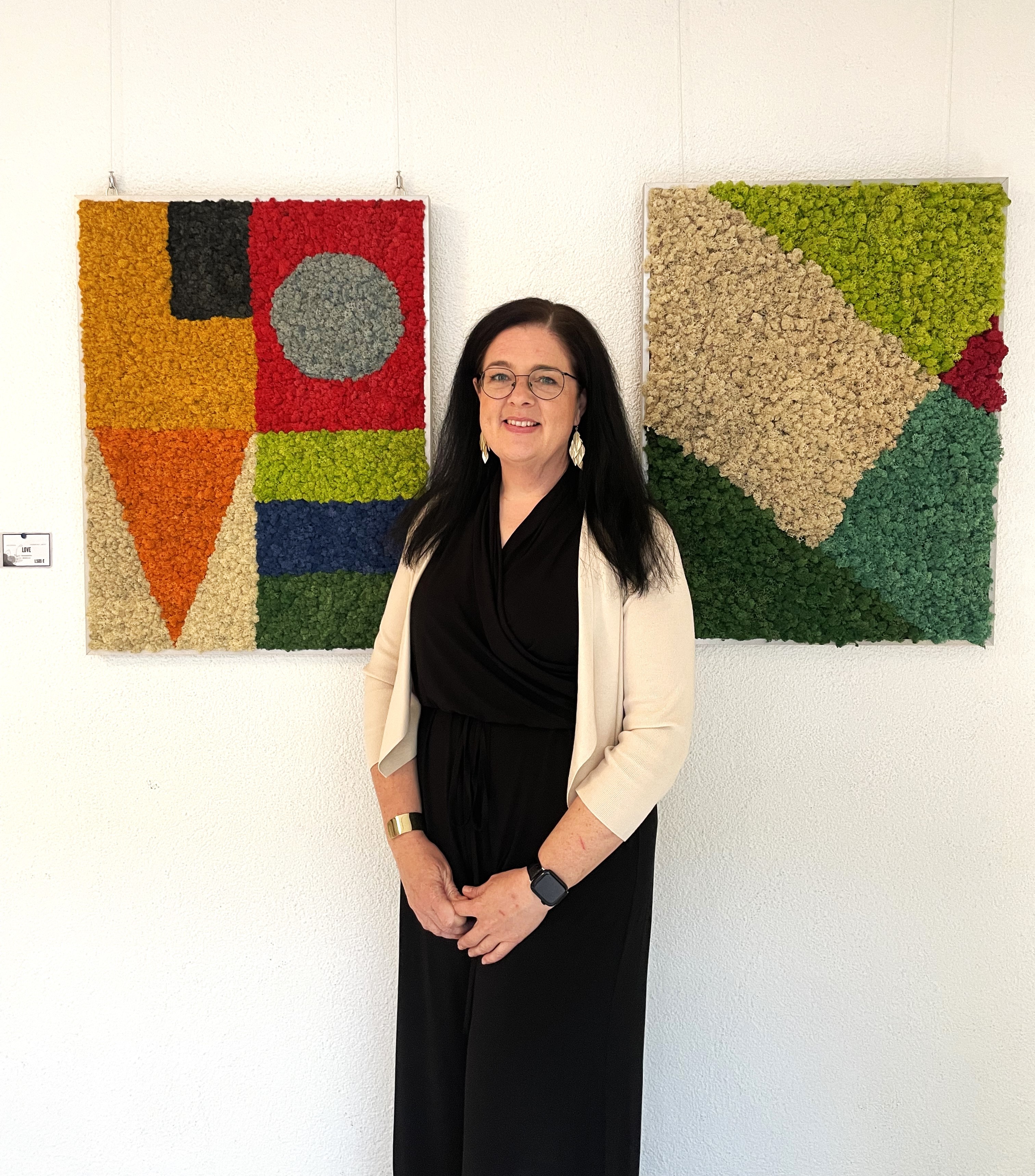 Yvonne Mey vor Mooskunstwerken.