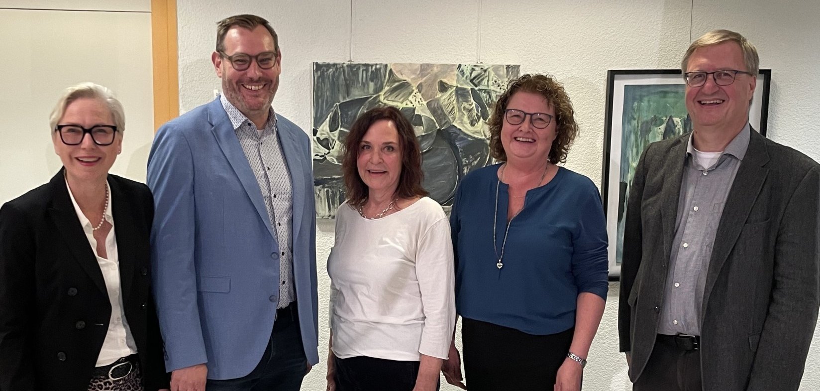 Die Künstlerinnen mit Gastgebern.