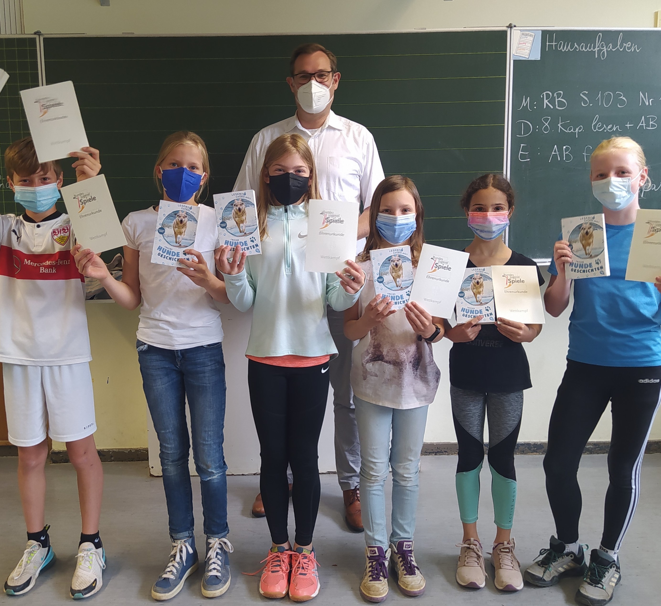 Kinder mit Masken unf Ehrenurkunden mit Bürgermeister Seitz im Klassenraum.