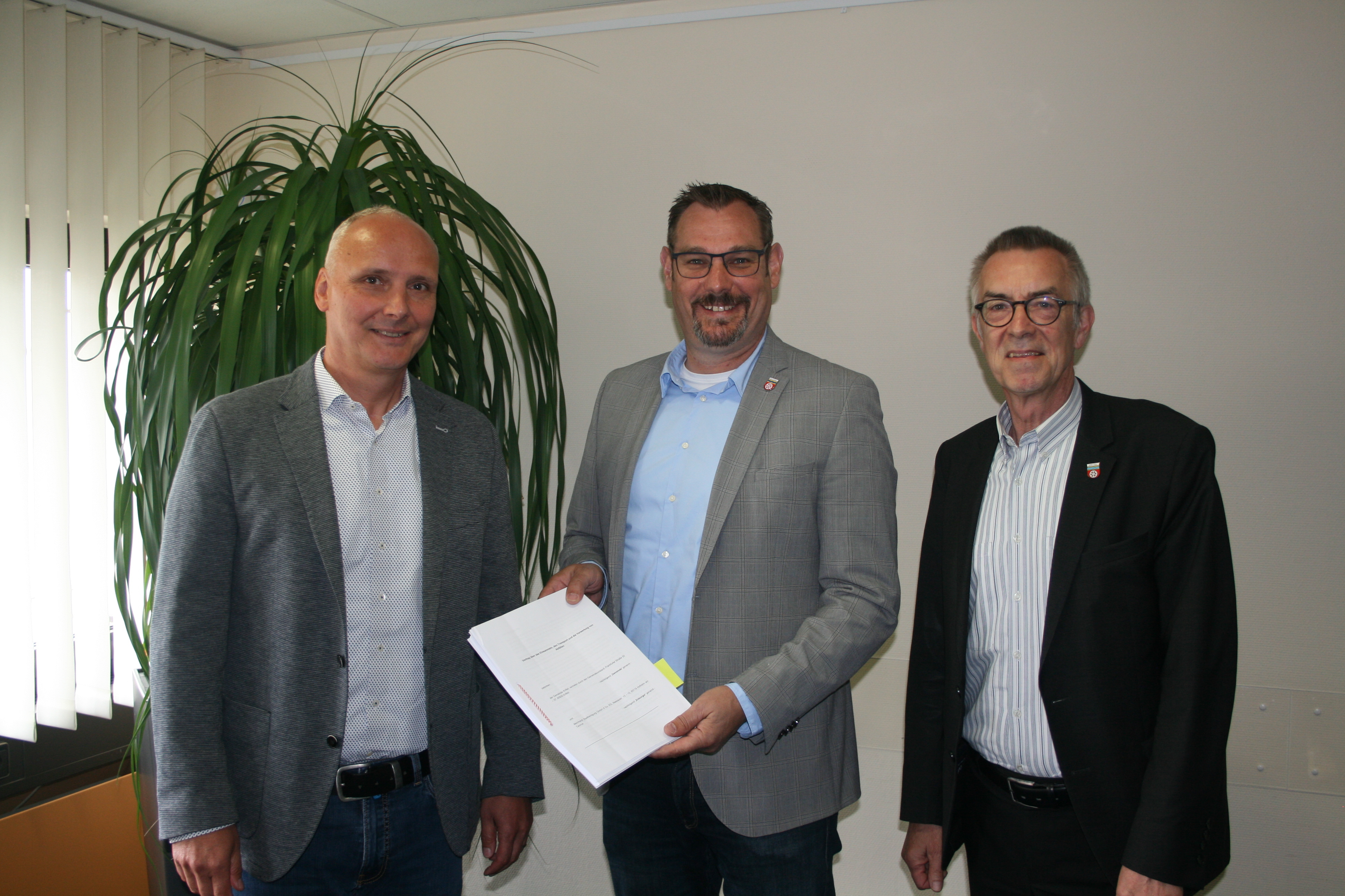 Meinhardt, Seitz und Jirasek mit dem Vertrag.