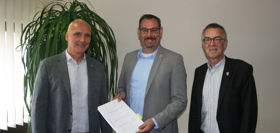 Meinhardt, Seitz und Jirasek mit dem Vertrag.