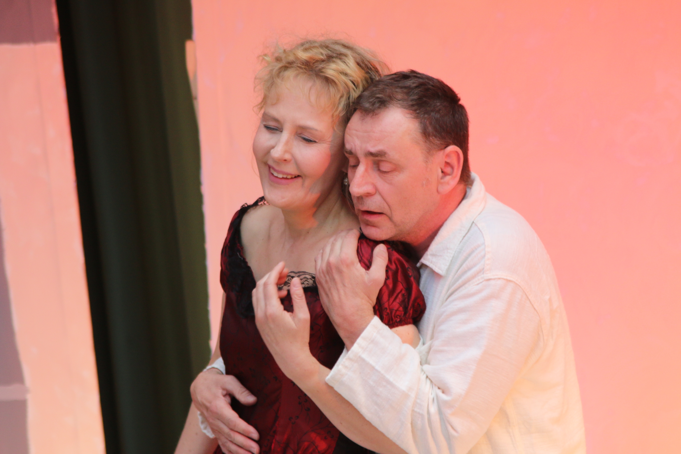 Britta Jacobus und Klaus Gallenbacher in inniger Umarmung.