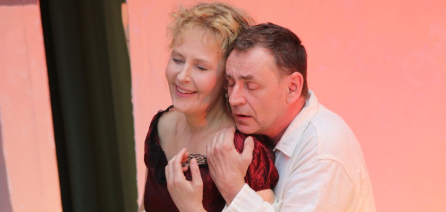 Britta Jacobus und Klaus Gallenbacher in inniger Umarmung.