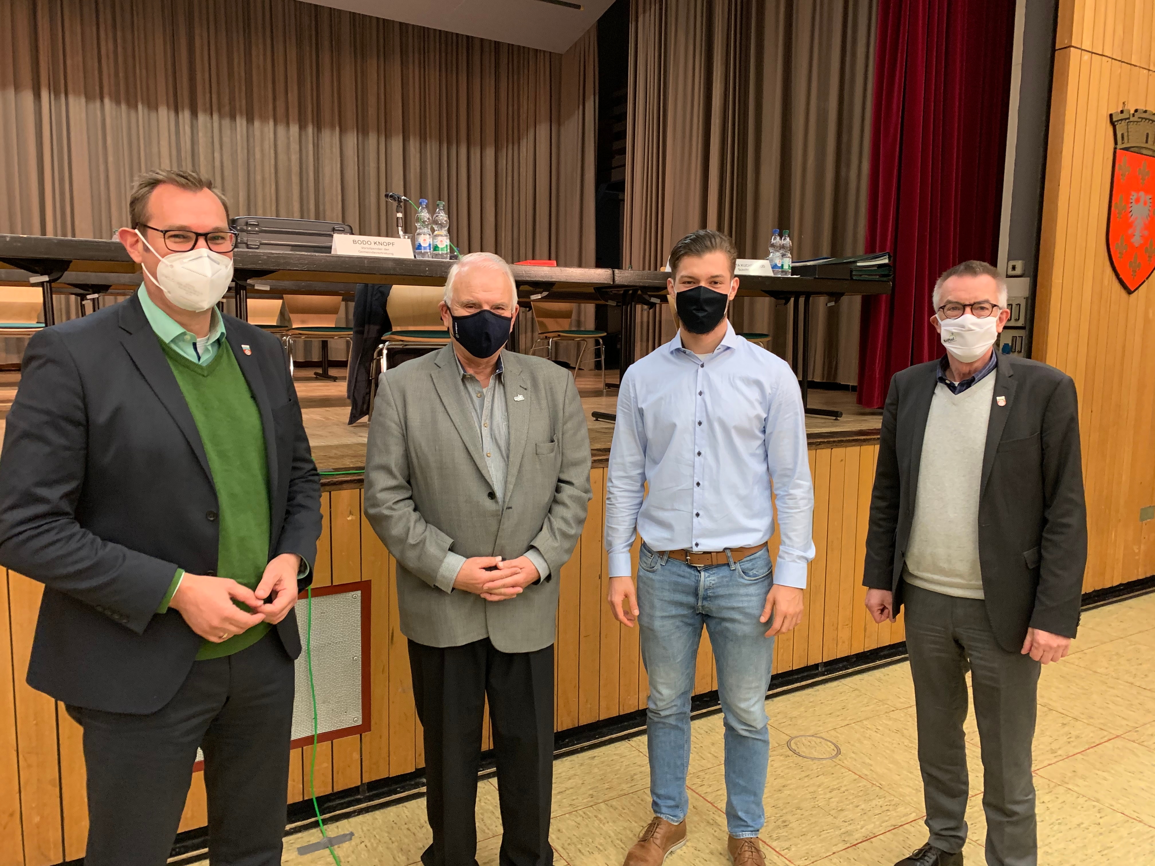 Karsten Vischer mit Bürgermeister Seitz, Bodo Knopf und Franz Jirasek in der Schwarzbachhalle. Alle tragen Masken.