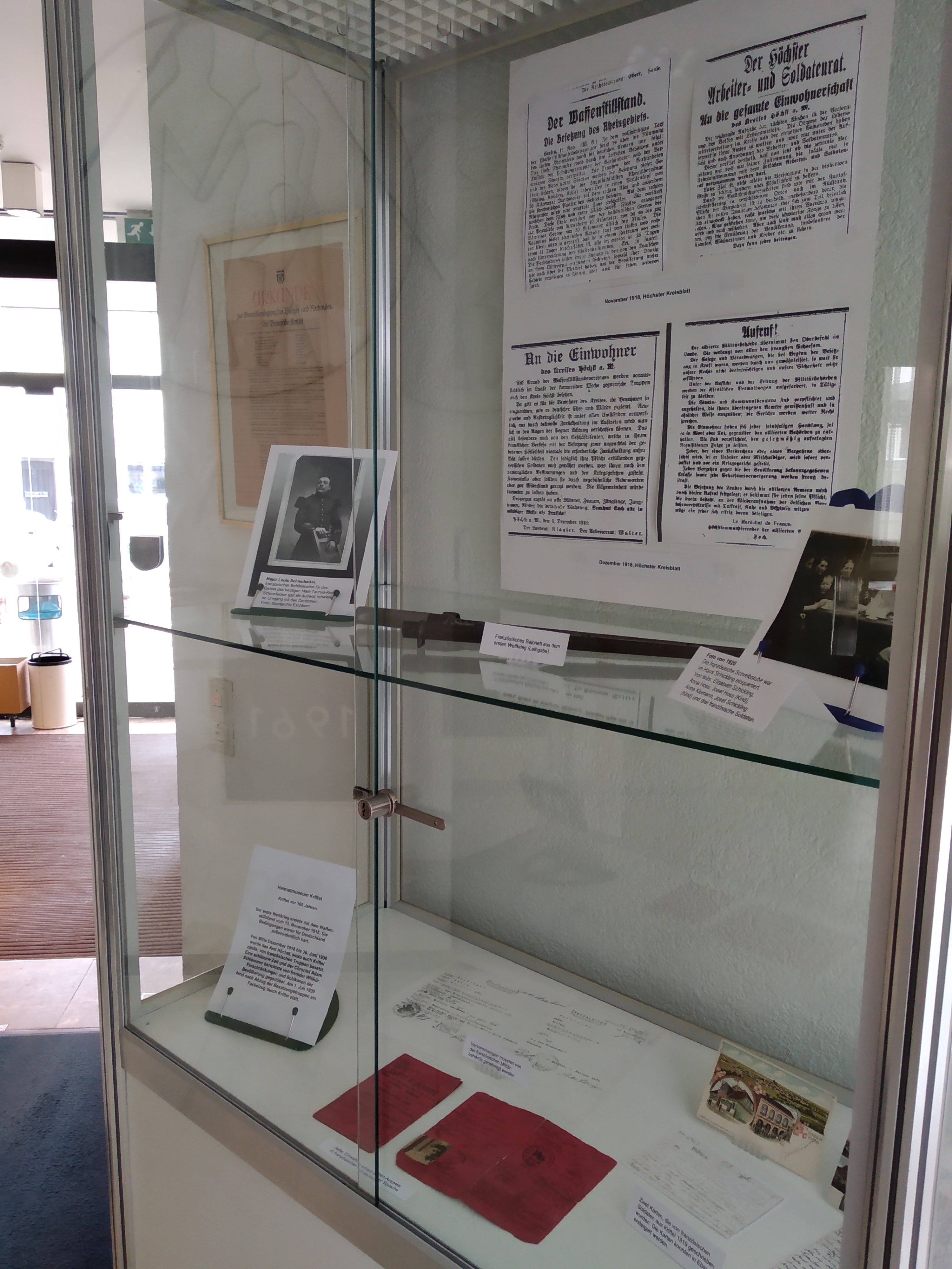 Die kürzlich von Wilfried Krementz und seiner Frau neu bestückte Rathaus-Vitrine.