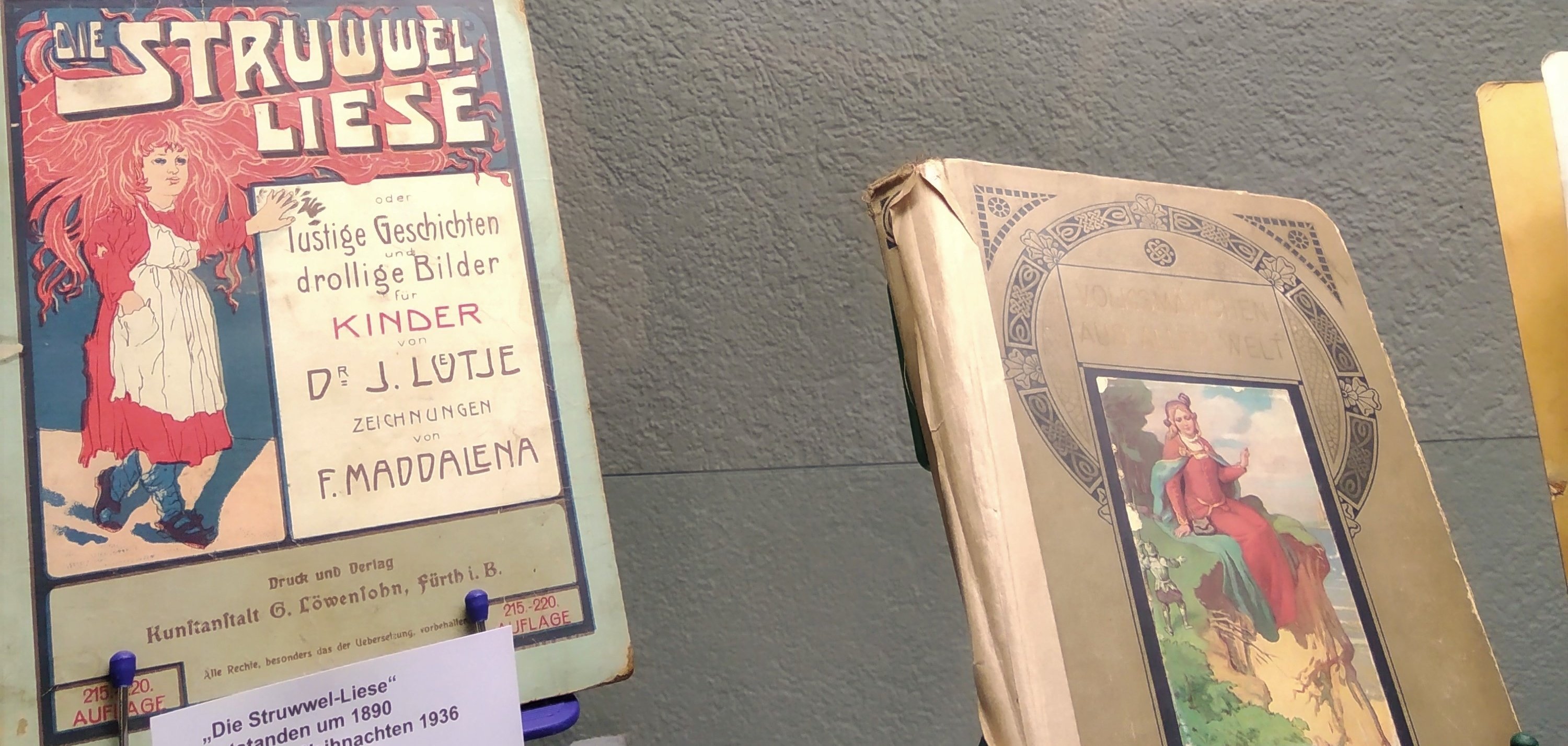 Alte Büche in der Vitrine im Rathausfoyer.