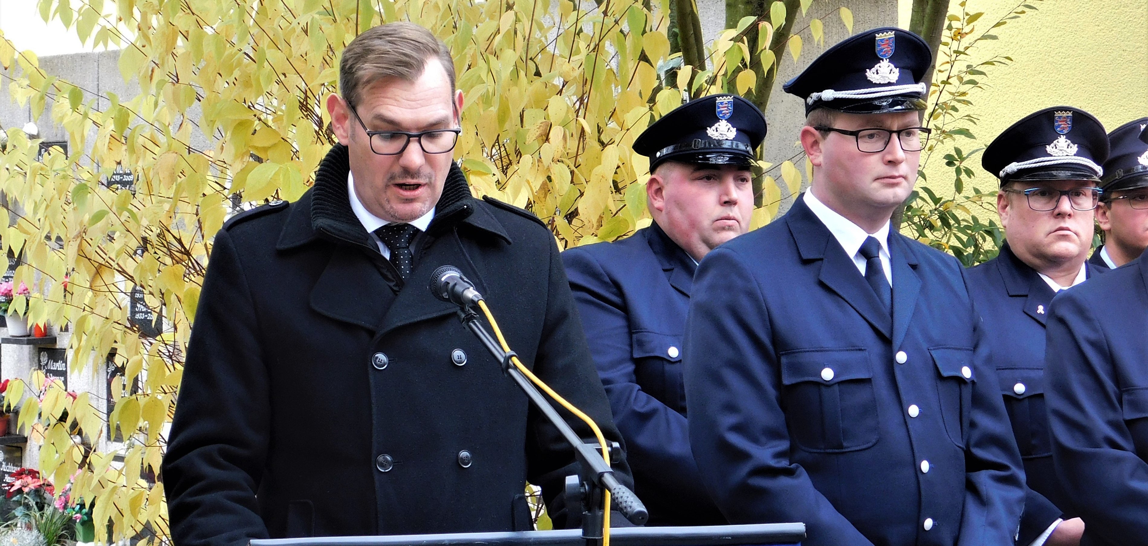 Bürgermeister Christian Seitz am Rednerpult auf dem Friedhof.