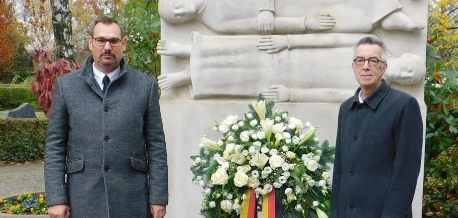 Seitz und Jirasek mit Kranz vor dem Ehrenmal.