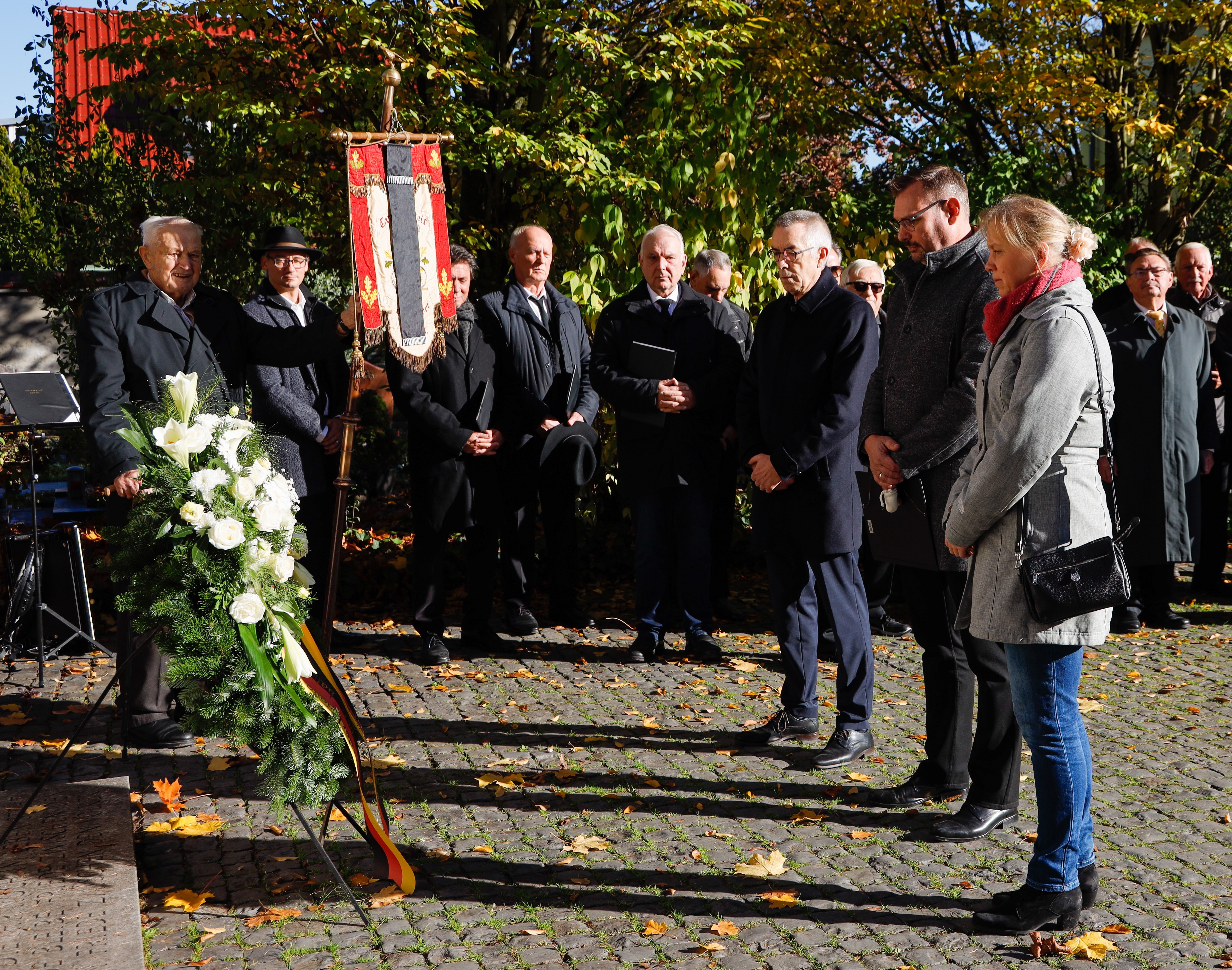 Kranzniederlegung vor dem Kriegerdenkmal.