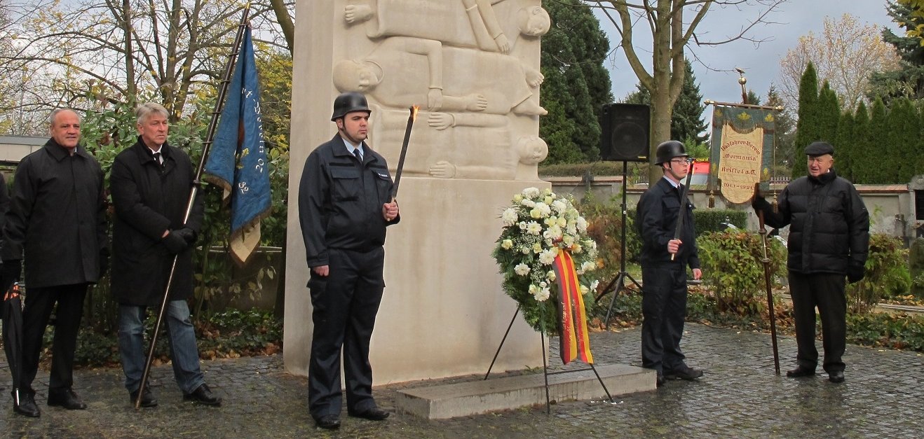 Kranzniederlegung auf dem Friedhof.