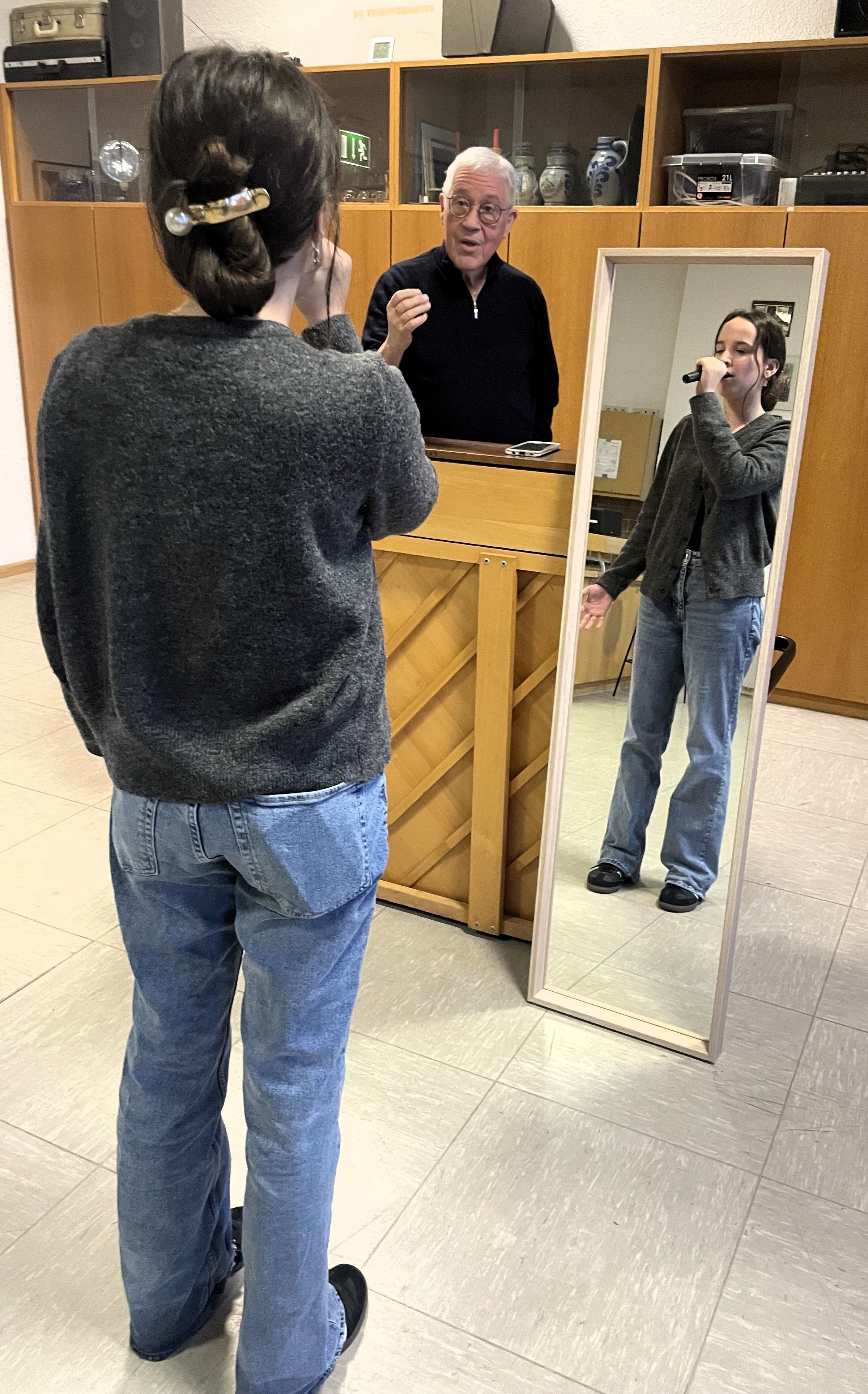 Vollmert mit Gesangsschülerin.