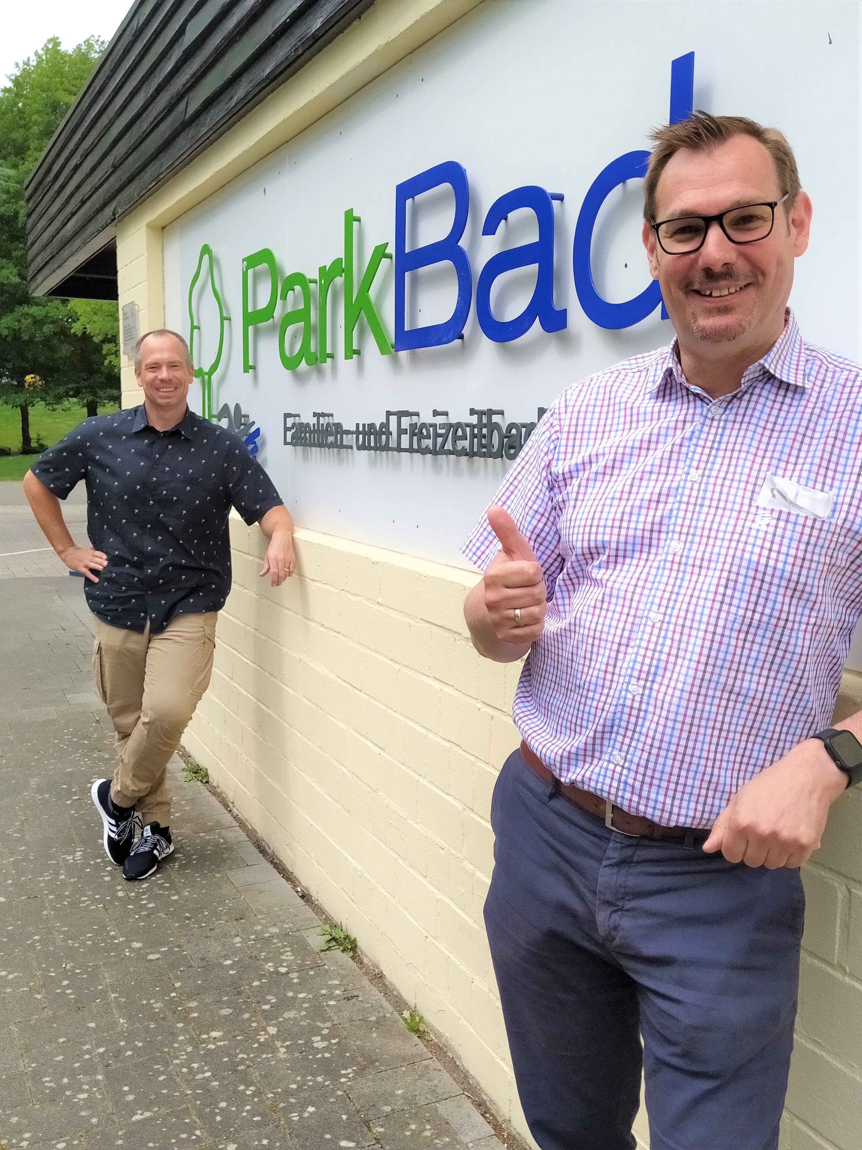 Bürgermeister Seitz und Tobias Guldner vor dem Parkbad.