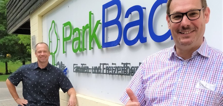 Bürgermeister Seitz und Tobias Guldner vor dem Parkbad.