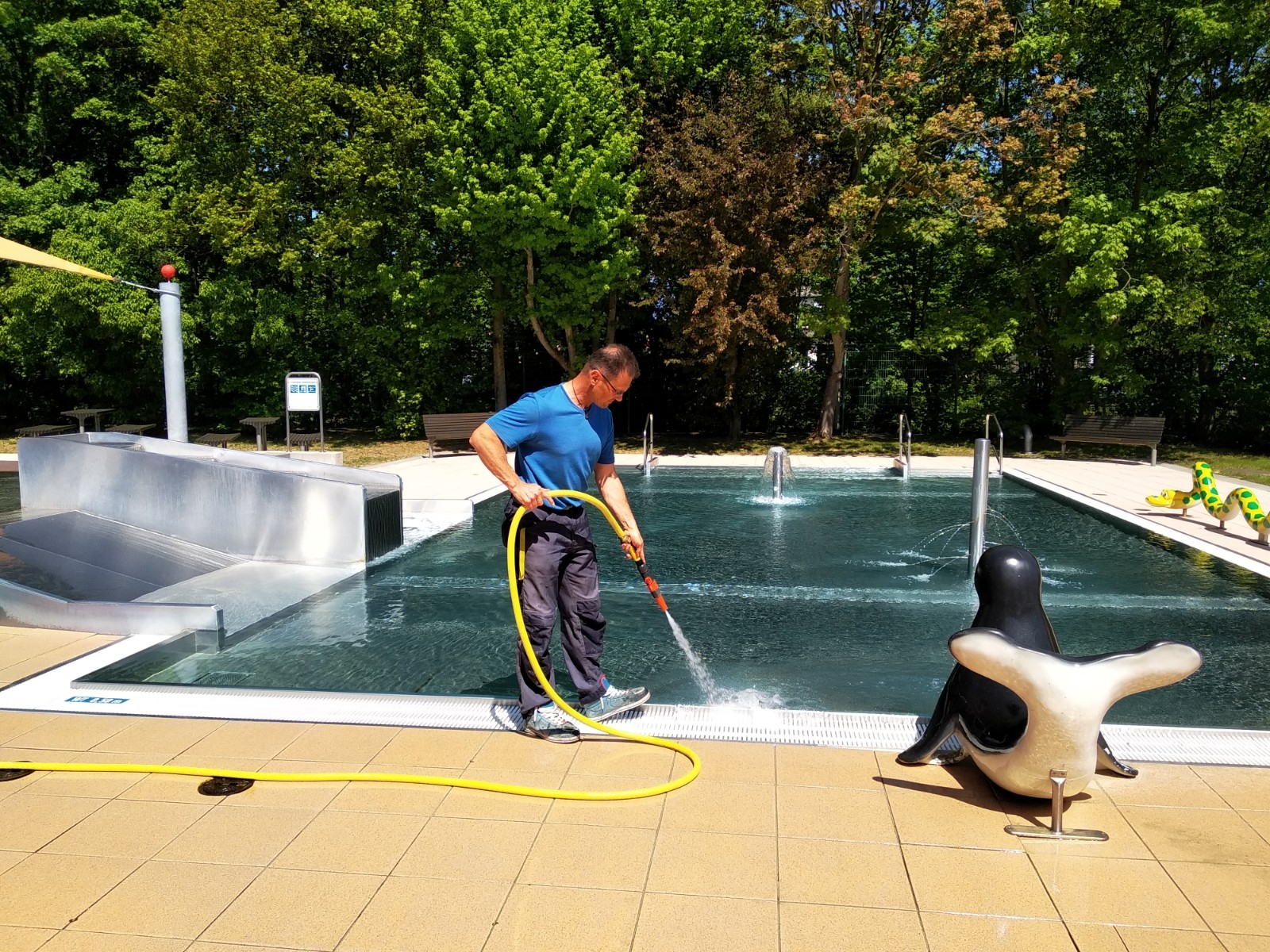 Letzte Arbeiten: SchwimmmeisterAlexander Wölfinger spritzt die Fliesen ab.