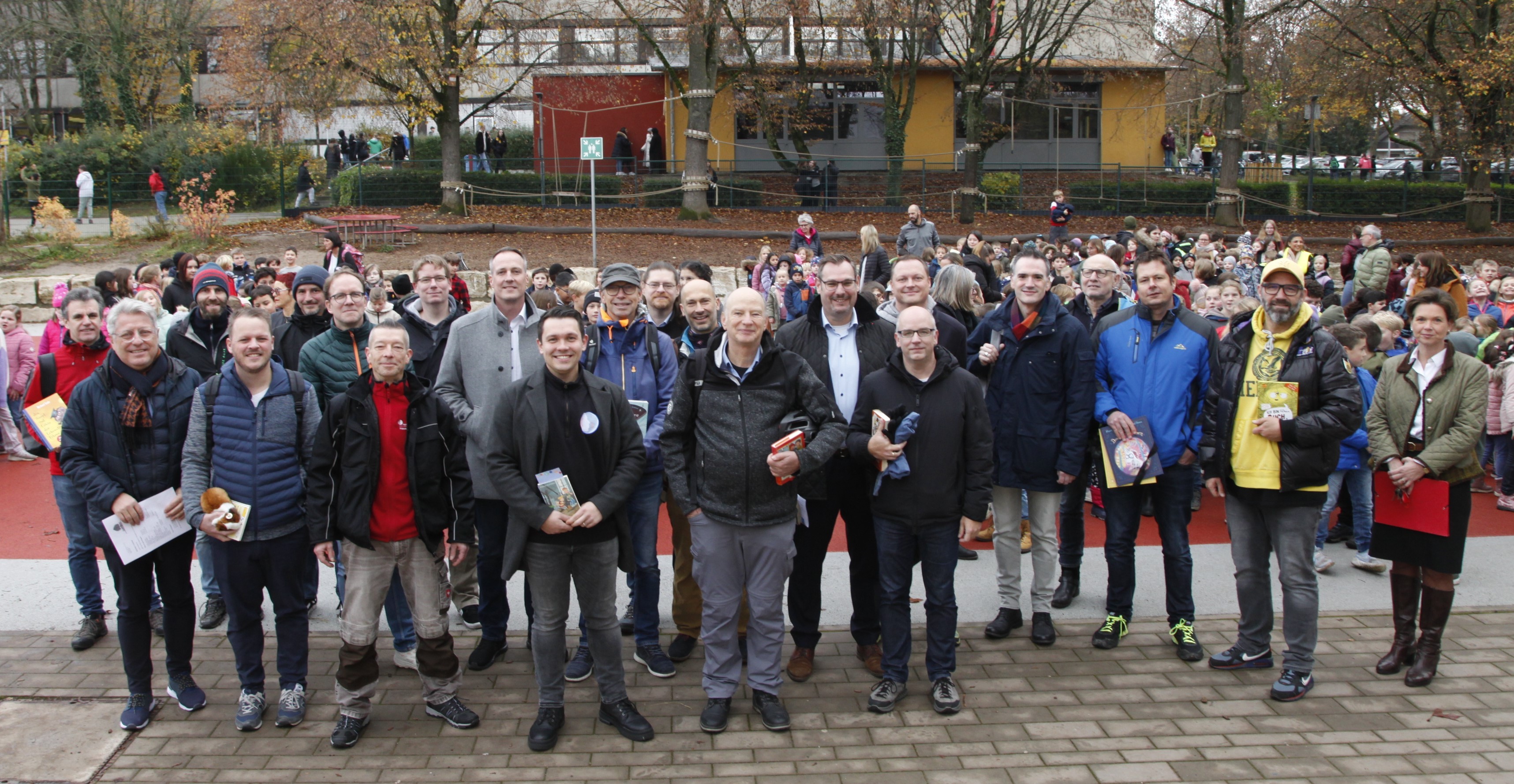 Über 20 Männer beim Vorlesetag.