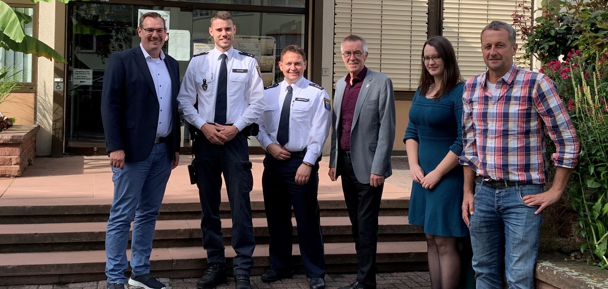 Der neue Schutzmann vor Ort mit Rathausspitze vor dem Krifteler Rathaus.