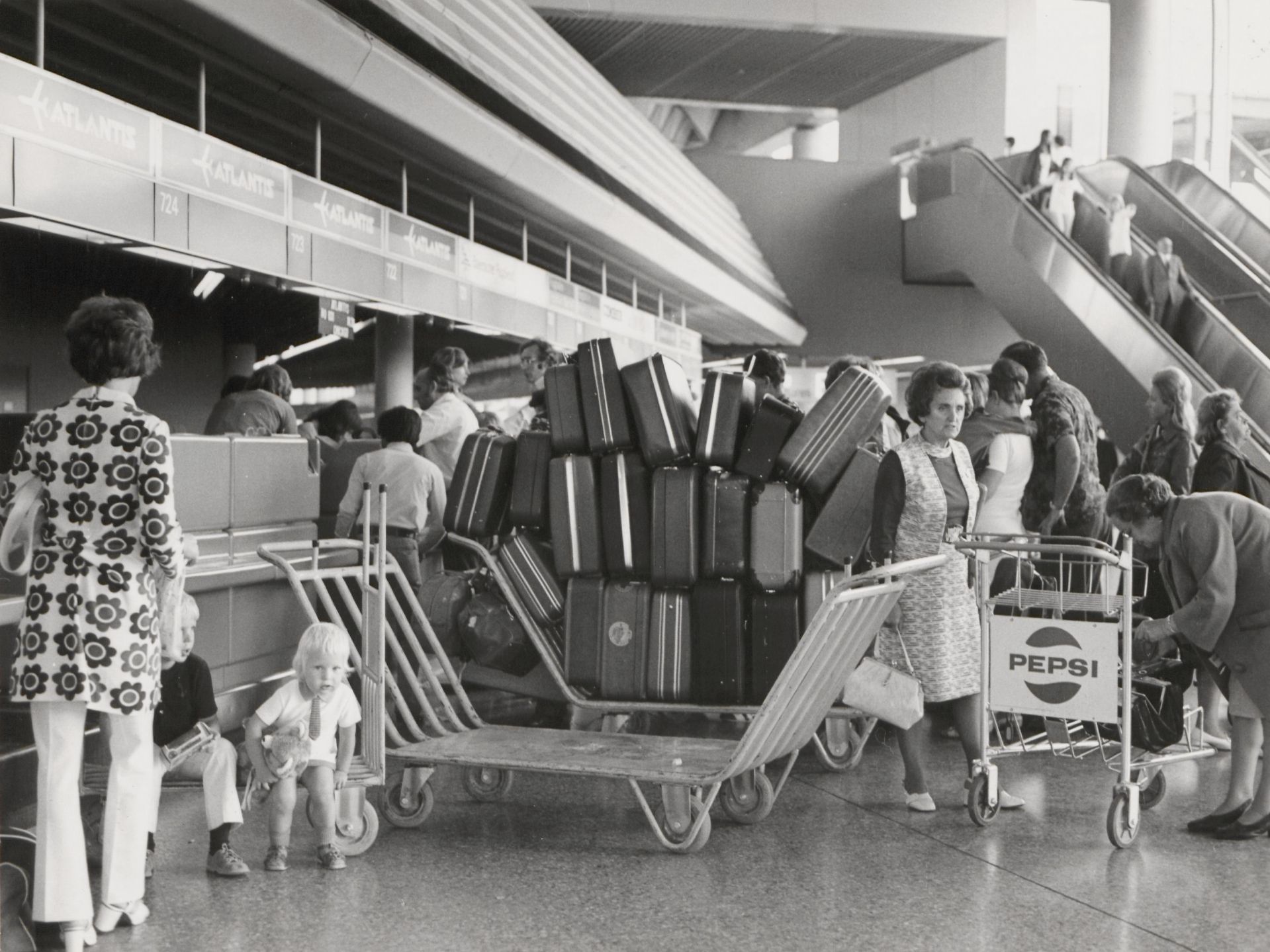 Riesen Kofferstapel beim Check-In 1972.