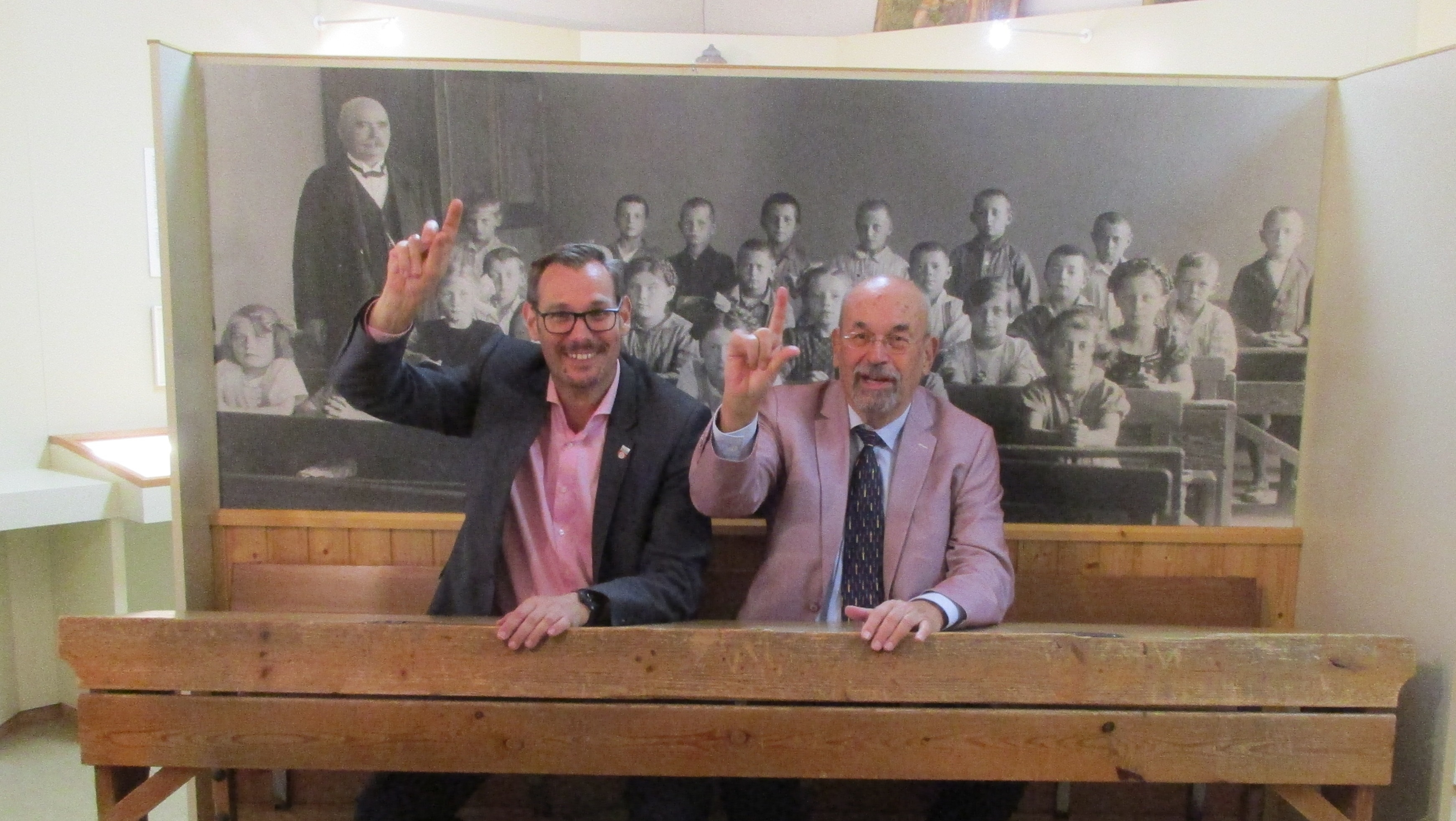 Bürgermeister Christian Seitz und Museumsleiter Wolfgang Janecke in der alten Schulbank.