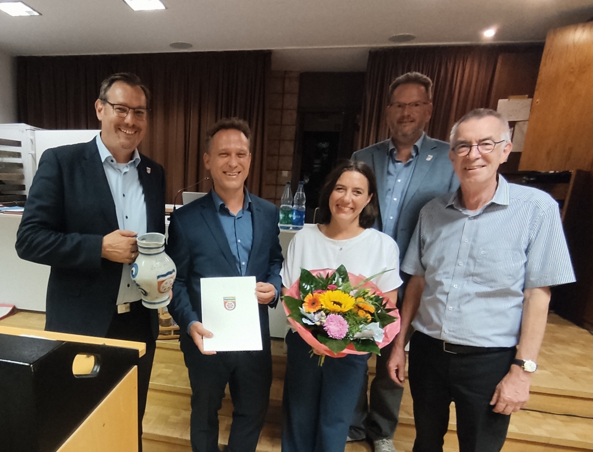 Mohr mit Urkunde nach der Wahl.