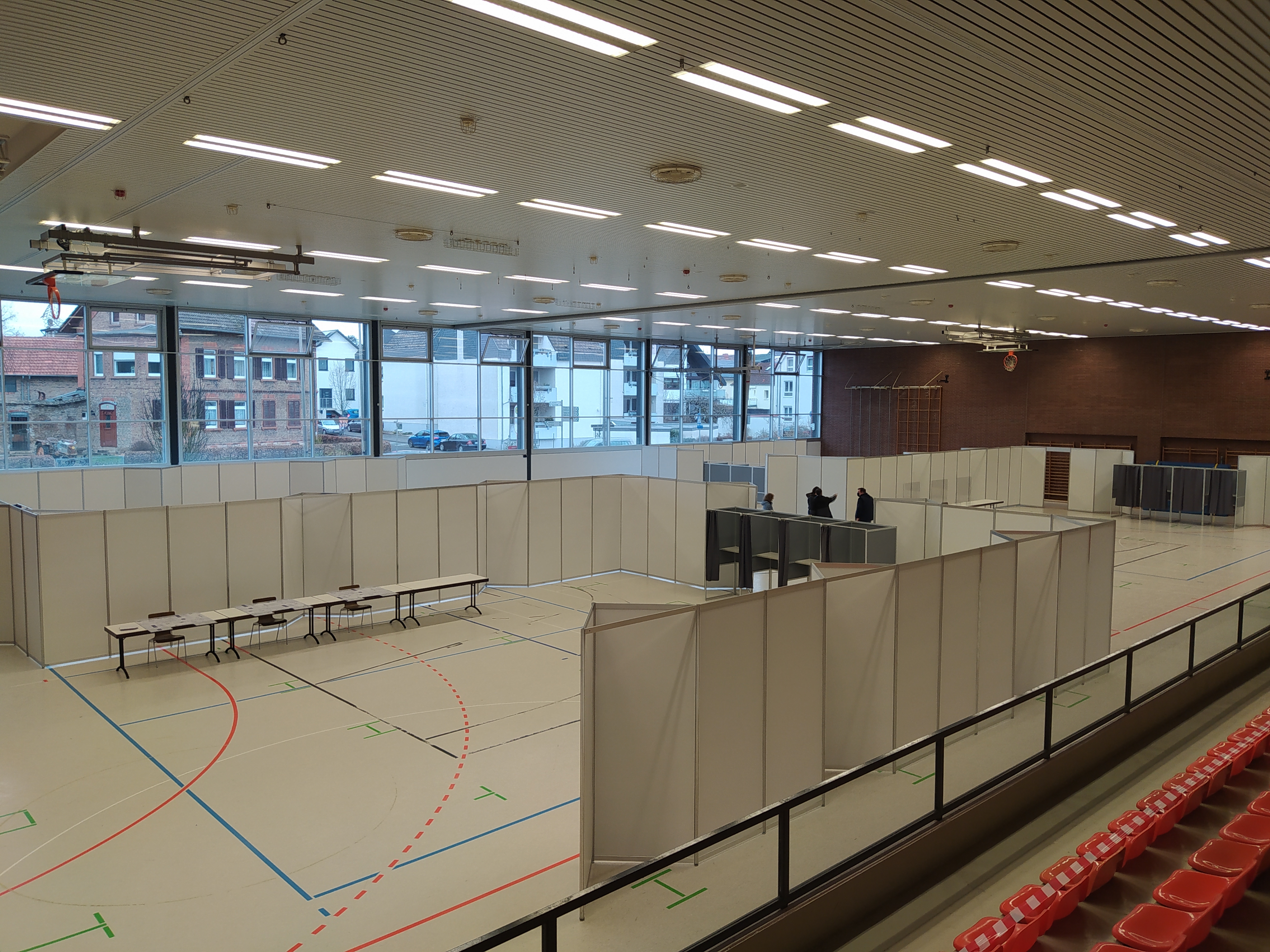 Viel Platz: Die Wahllokale in der Schwarzbachhalle.