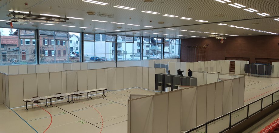 Viel Platz: Die Wahllokale in der Schwarzbachhalle.