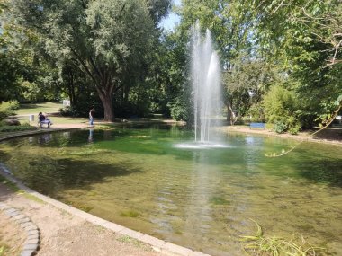 Der Weiher mit Fontäne im August 2025.