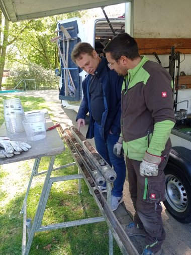 Mohr und Fachmann mit Bohrkernen.