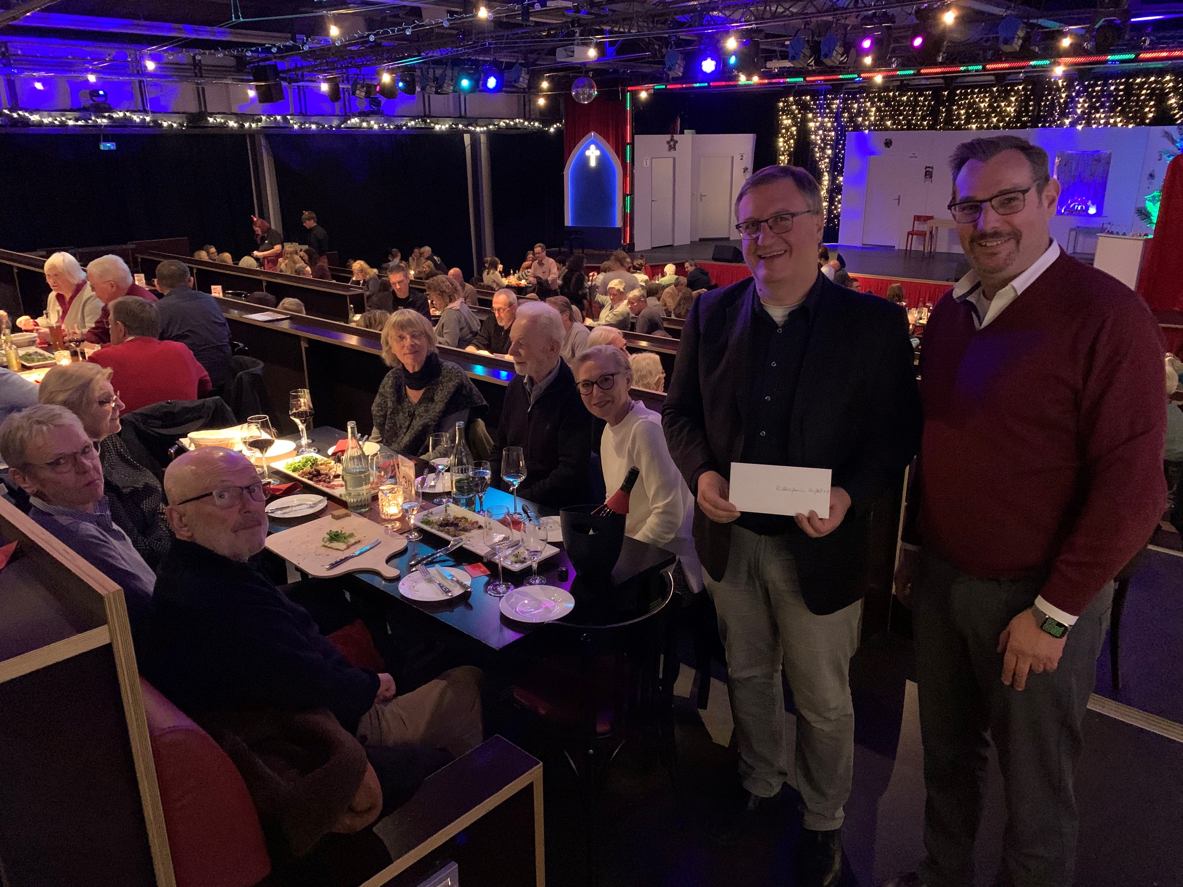 Seitz übergibt Dr. Frank Fichert einen Geldumschlag.