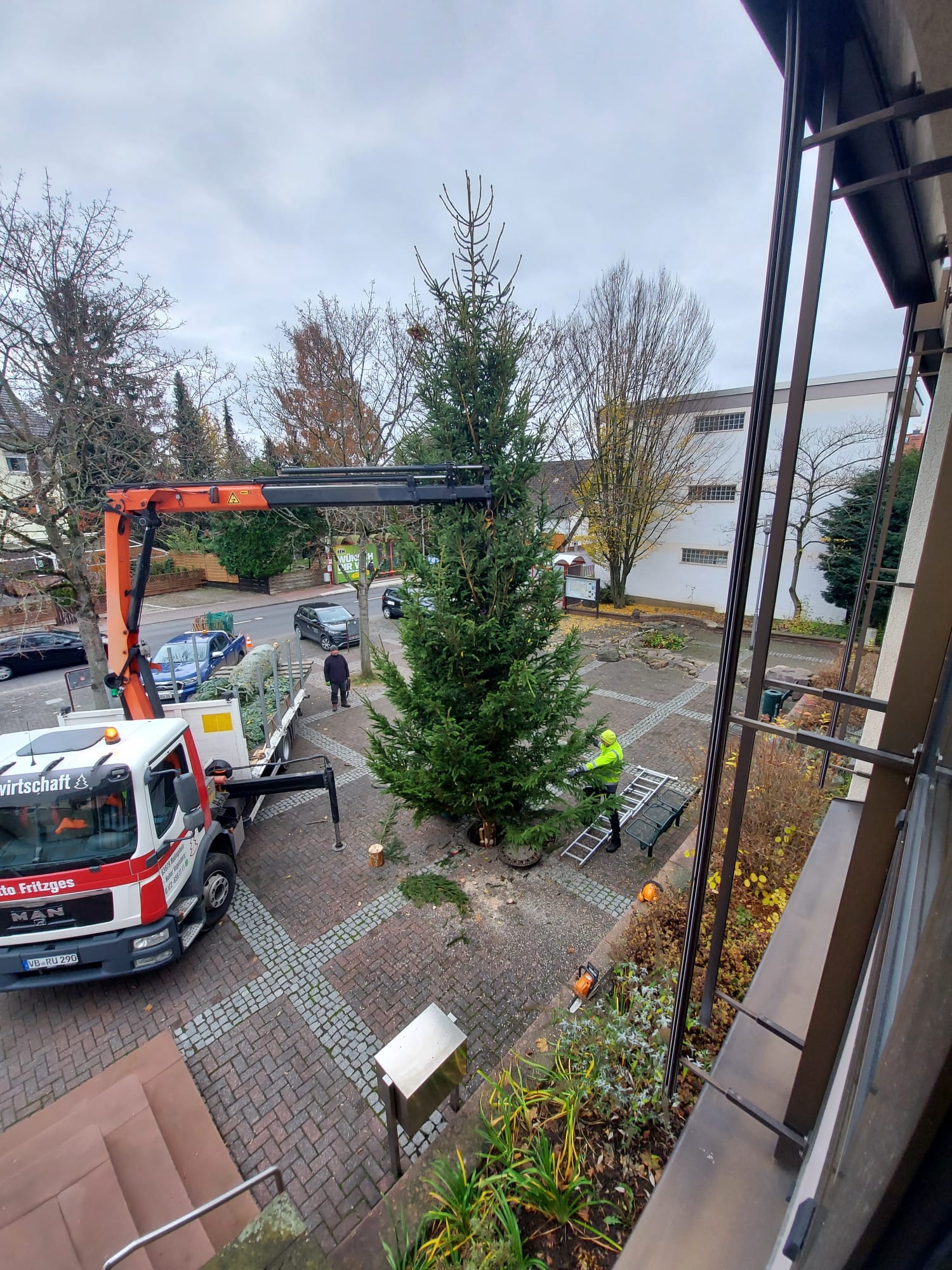 Der WEihnachtsbaum vor dem Rathaus wird mit dem Hubsteiger aufgestellt.