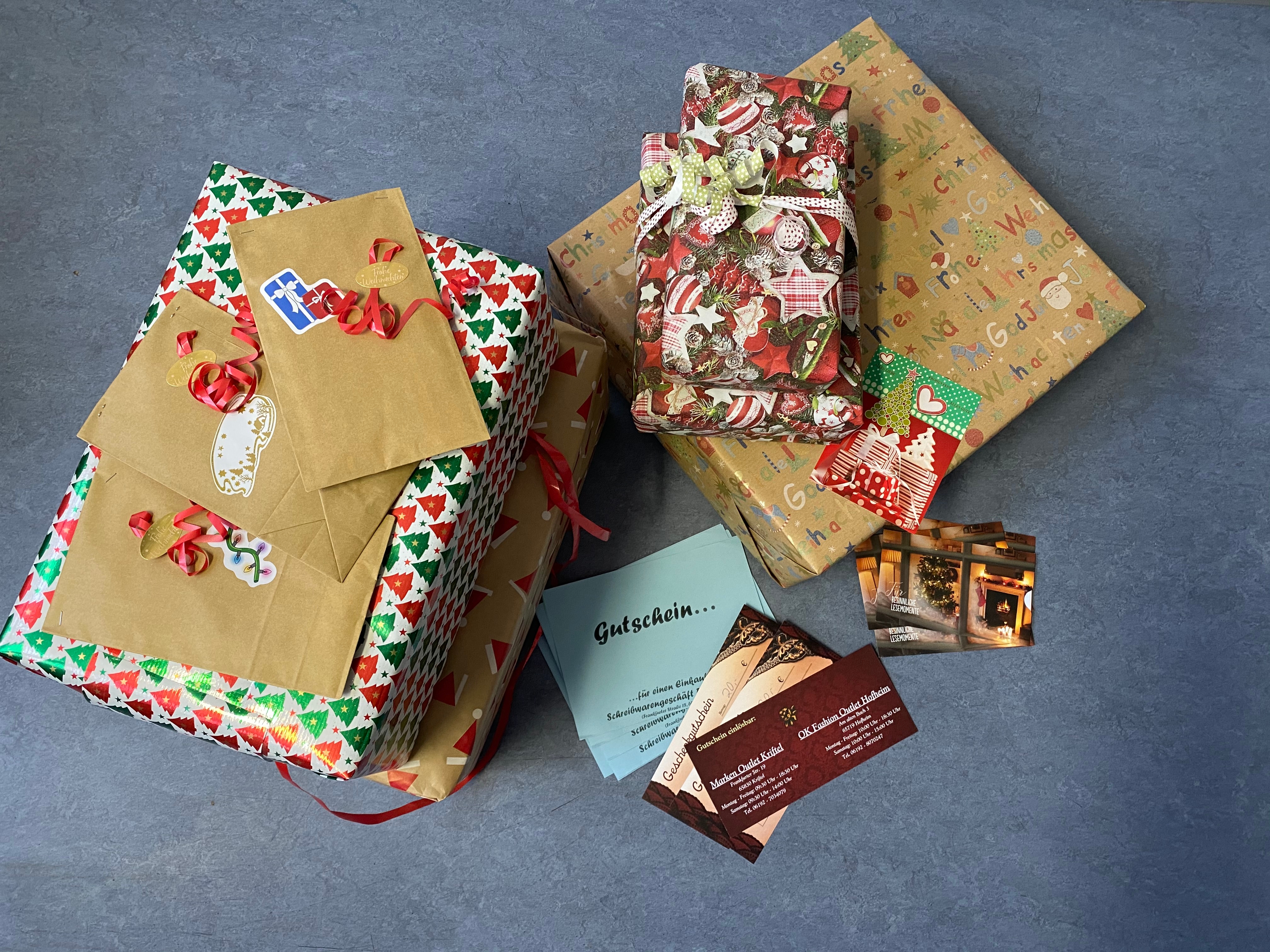 Geschenke, Gutscheine und Briefe.
