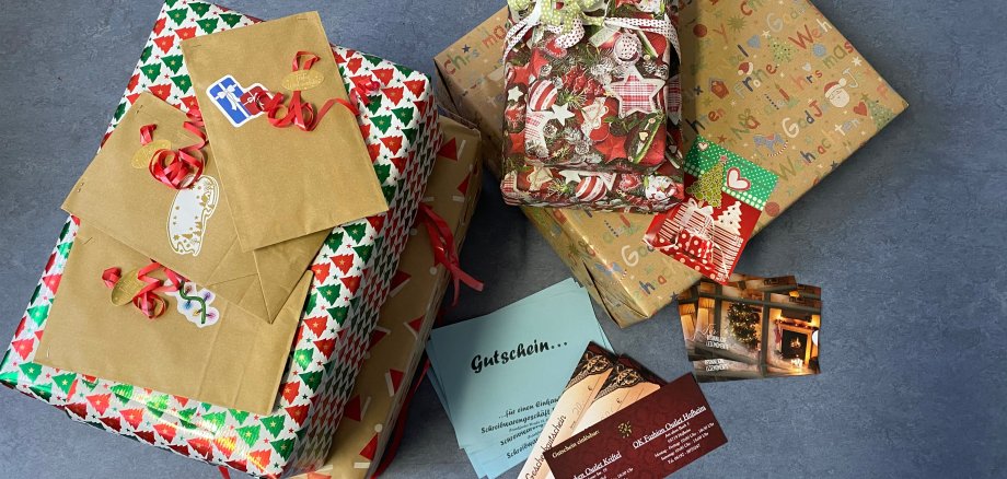 Geschenke, Gutscheine und Briefe.