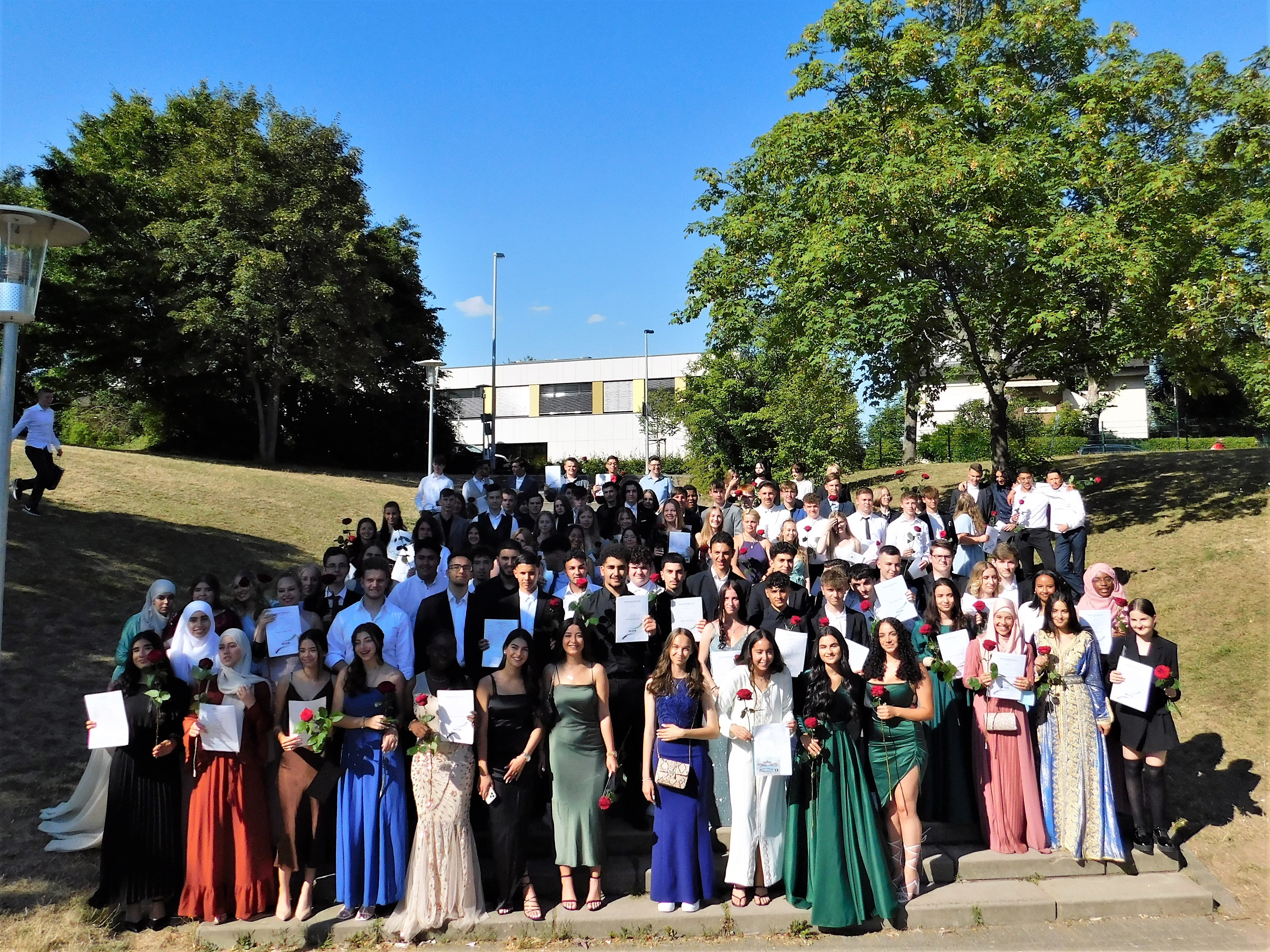 Erinnerungsfoto auf dem Schulhof.