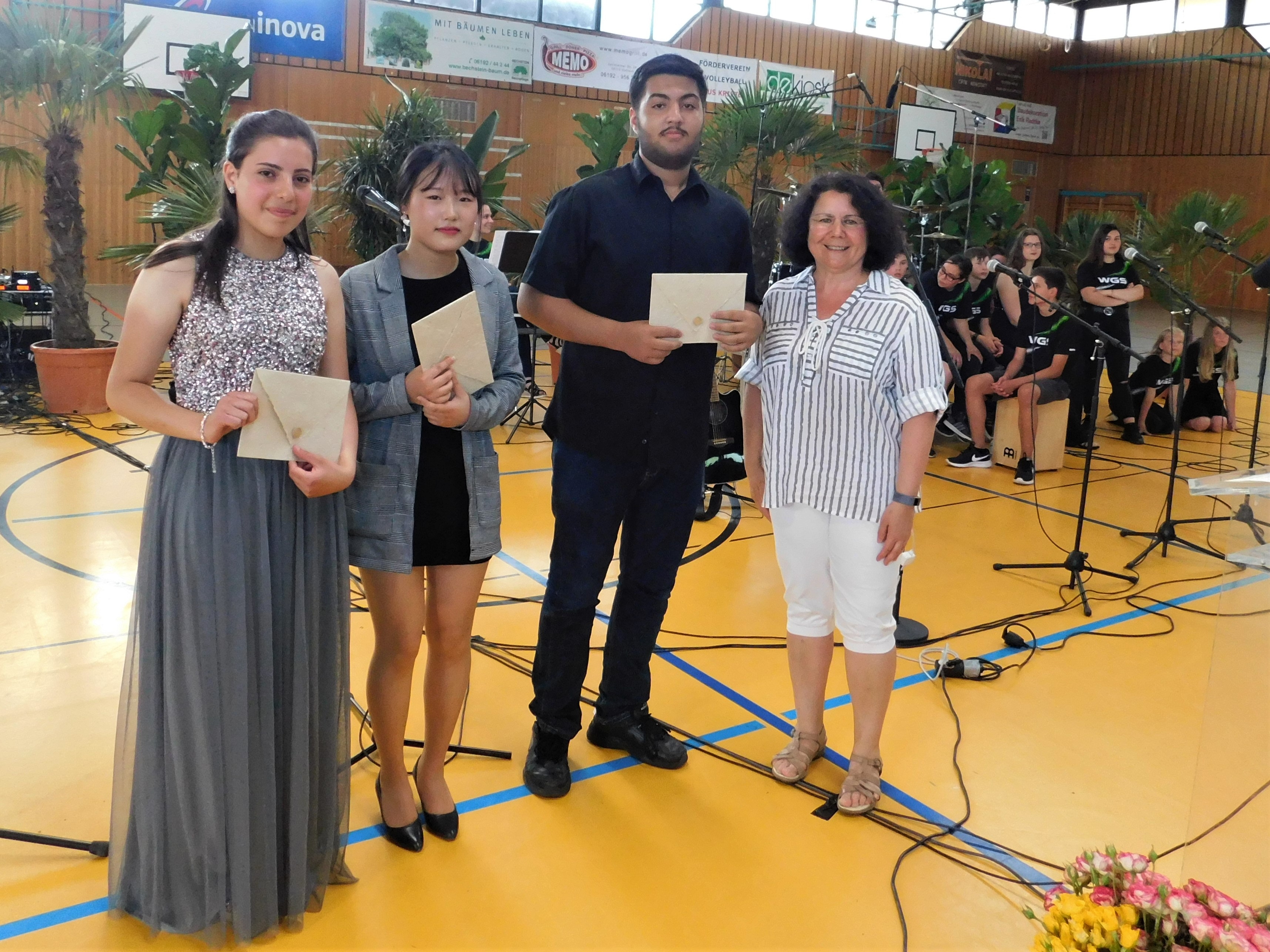 Die besten ausländischen Schüler der WGS mit der Vorsitzenden des Ausländerbeirats Kriftel.