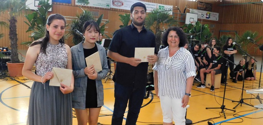 Die besten ausländischen Schüler der WGS mit der Vorsitzenden des Ausländerbeirats Kriftel.