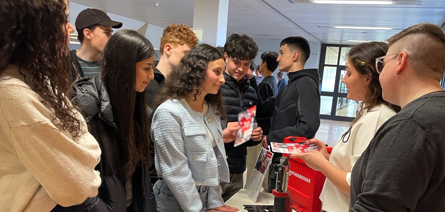 Schülerinnen an einem Stand.