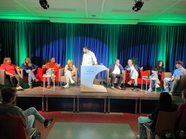 Fachleute auf der Bühne.