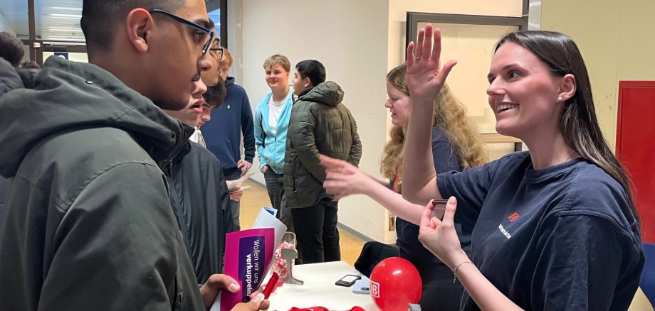 Unternehmenssprecherin erklärt Schüler die Bahn.