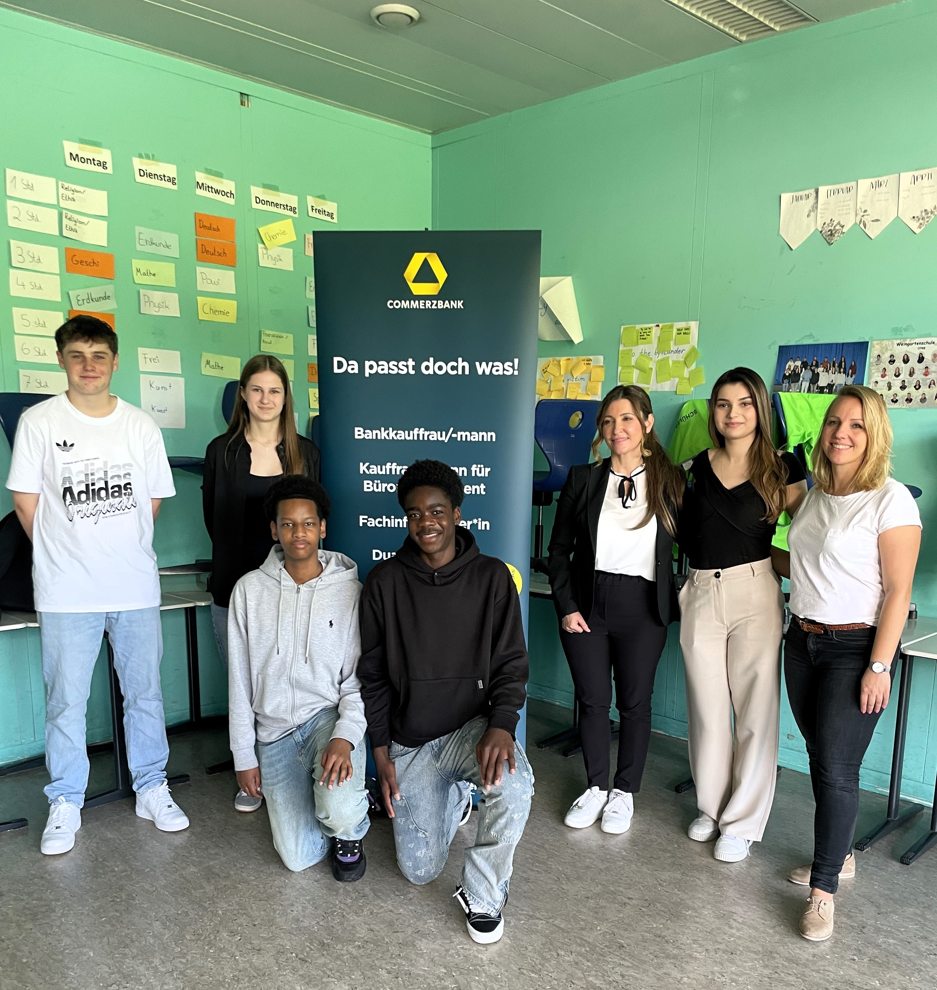 SChülerinnen und Schüler vor Commerzbank-Schild.
