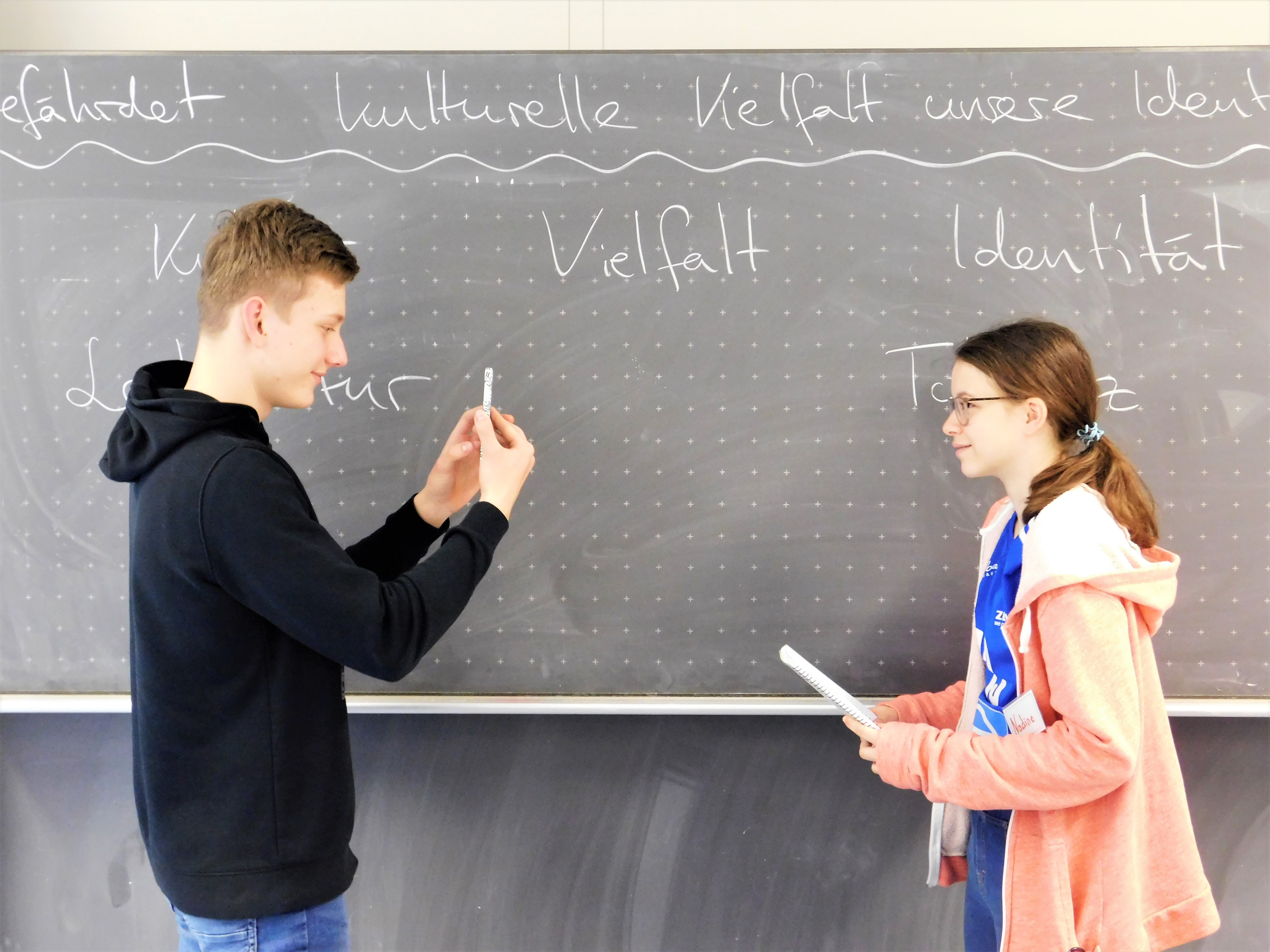 Zwei Schüler an der Tafel.