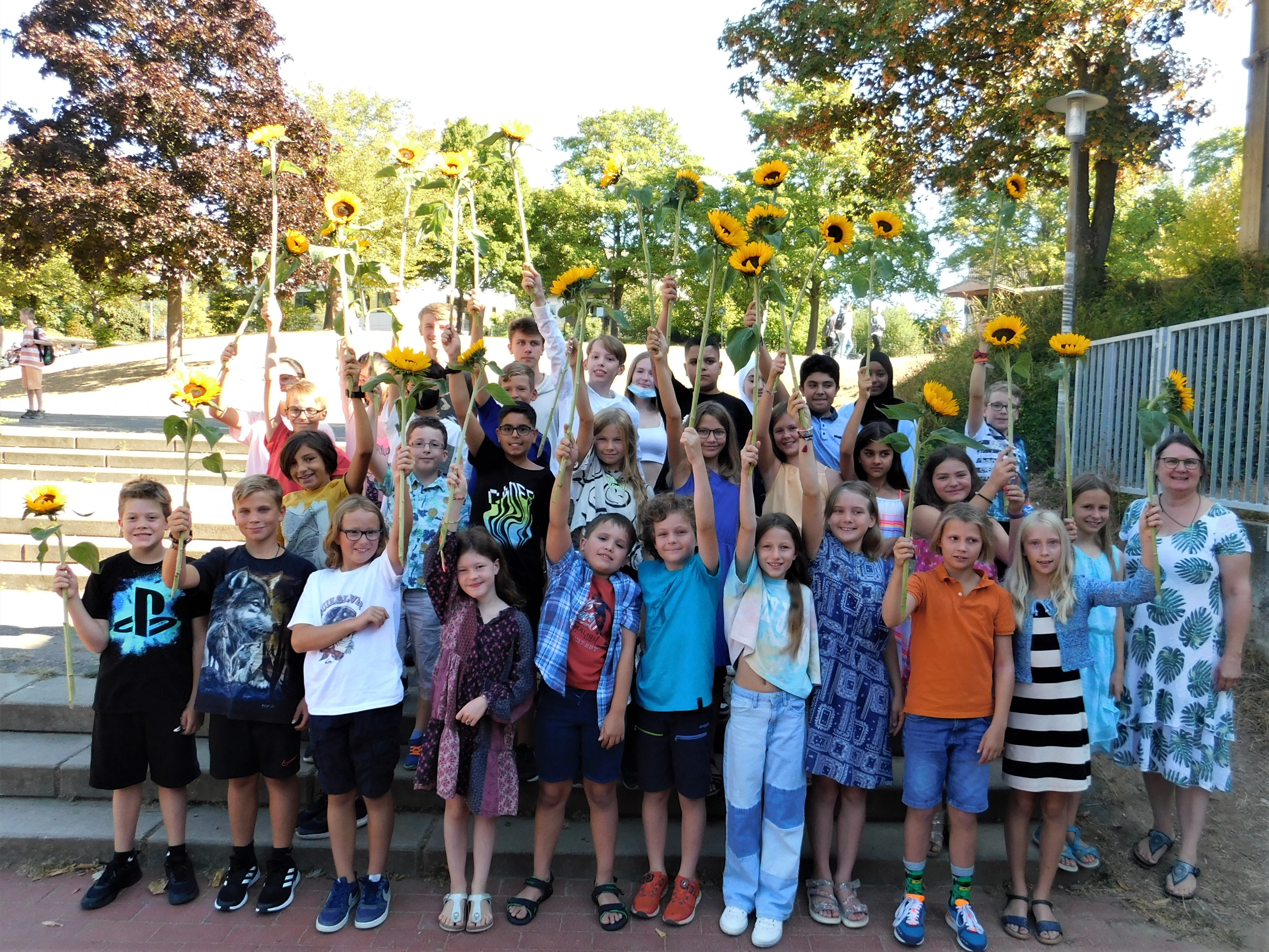 Eine neue Schulklasse auf dem Schulhof.
