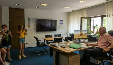 Kinder im Büro von Franz Jirasek.