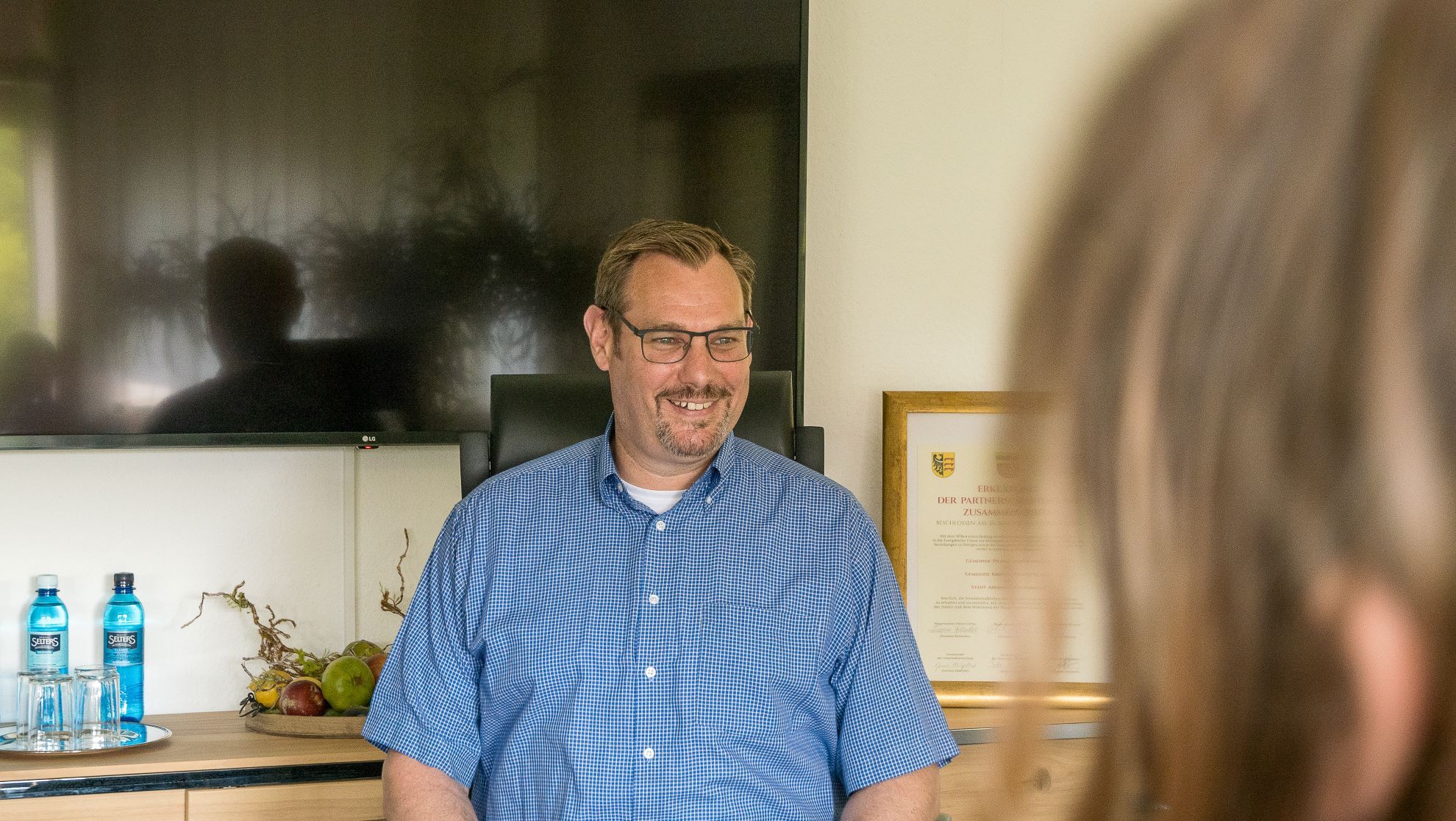 Bürgermeister Seitz wird von Kindern fotografiert.