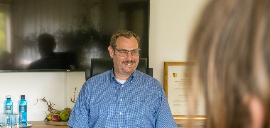 Bürgermeister Seitz wird von Kindern fotografiert.