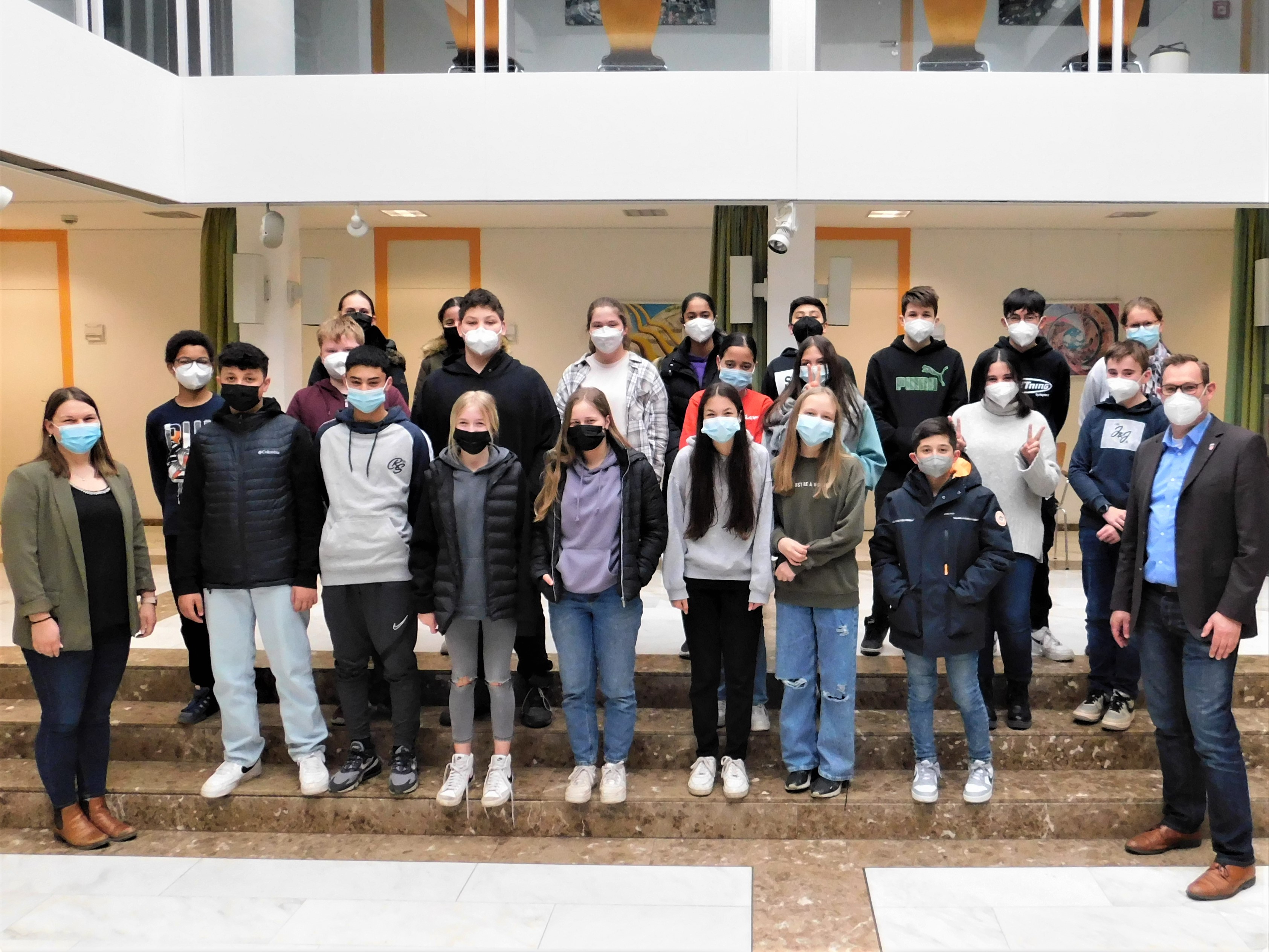 Schüler im Rathaus mit dem Bürgermeister.