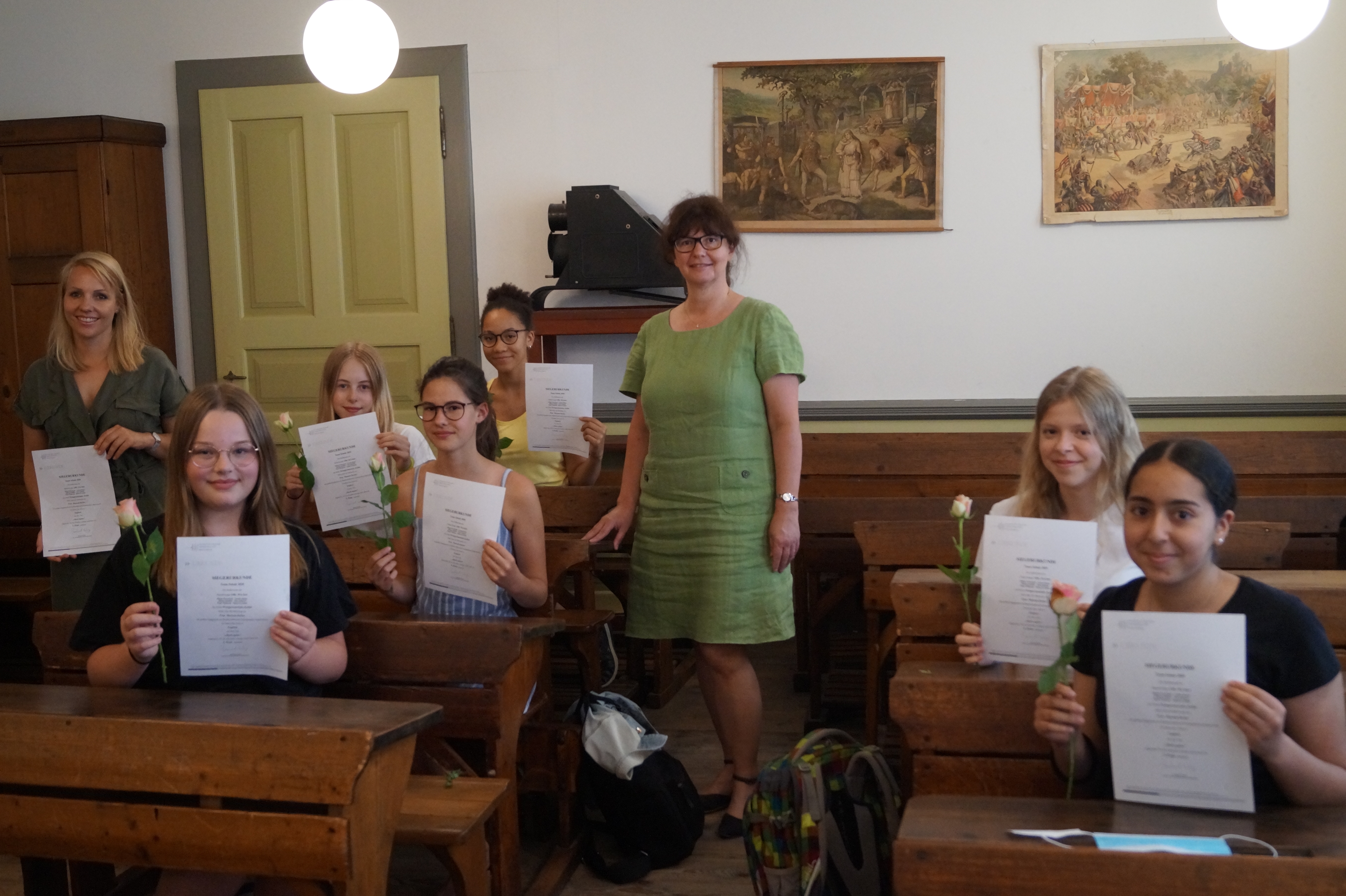 Die Schüler und Lehrer mit Urkunden im Schulmuseum.