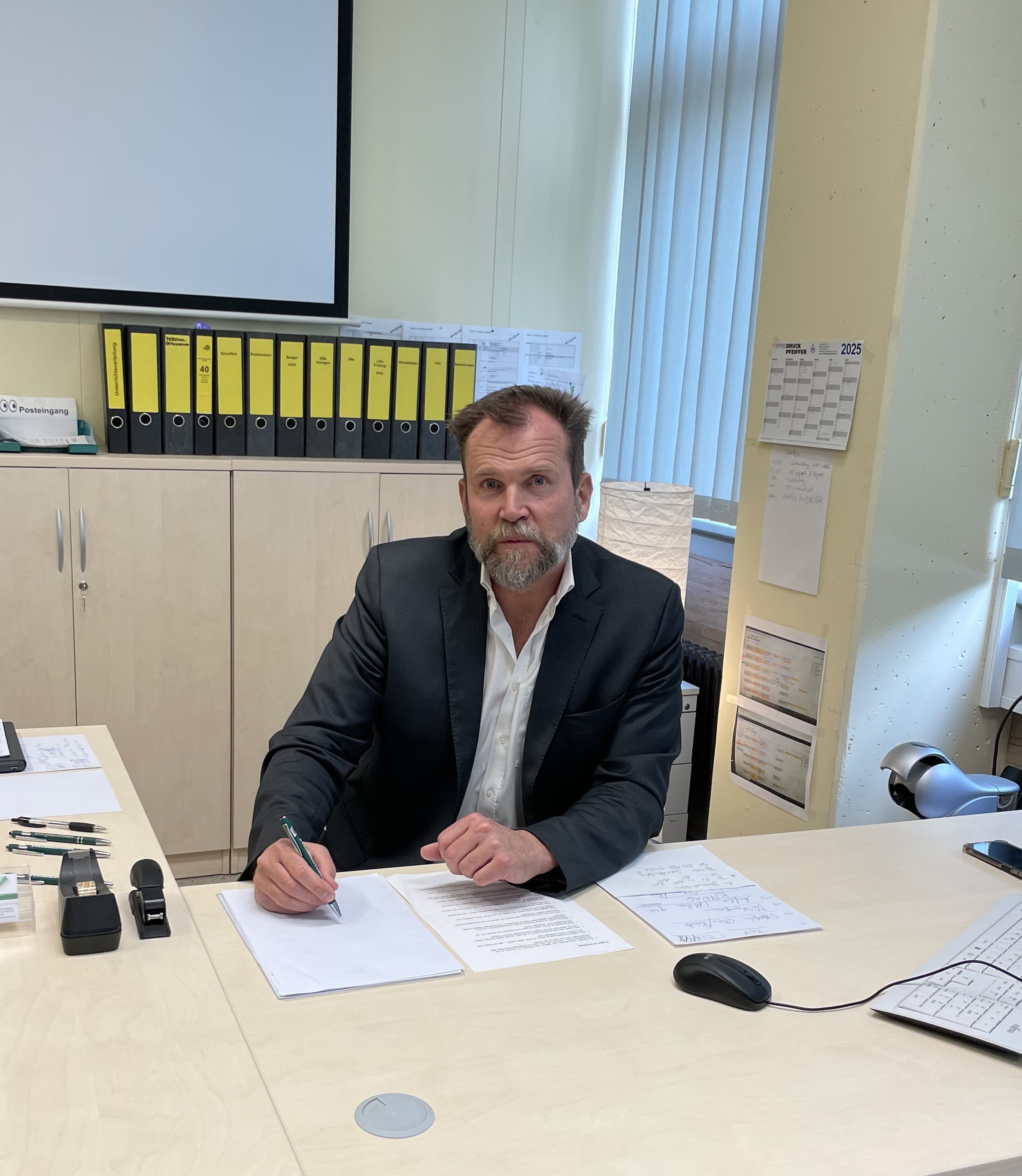 Dr. Richter an seinem Schreibtisch.